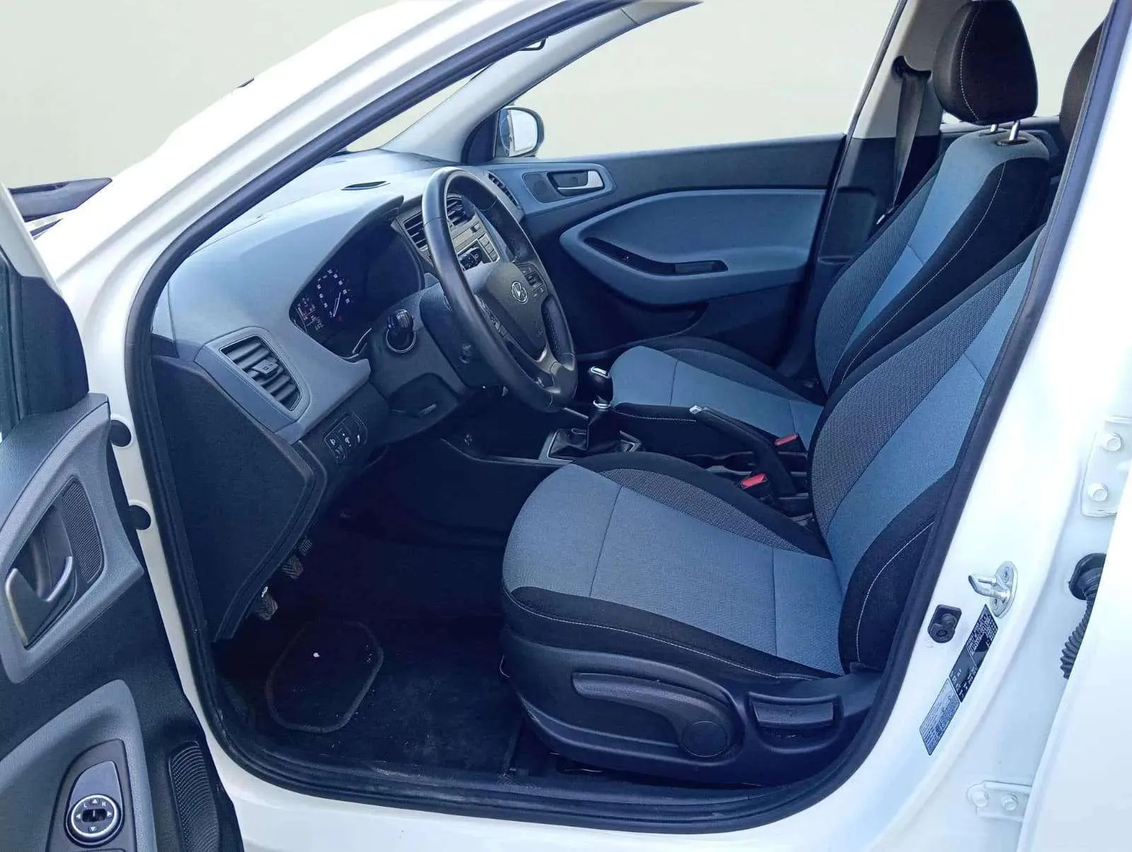 Hyundai i20 1.2 MPI Essence - foto 13