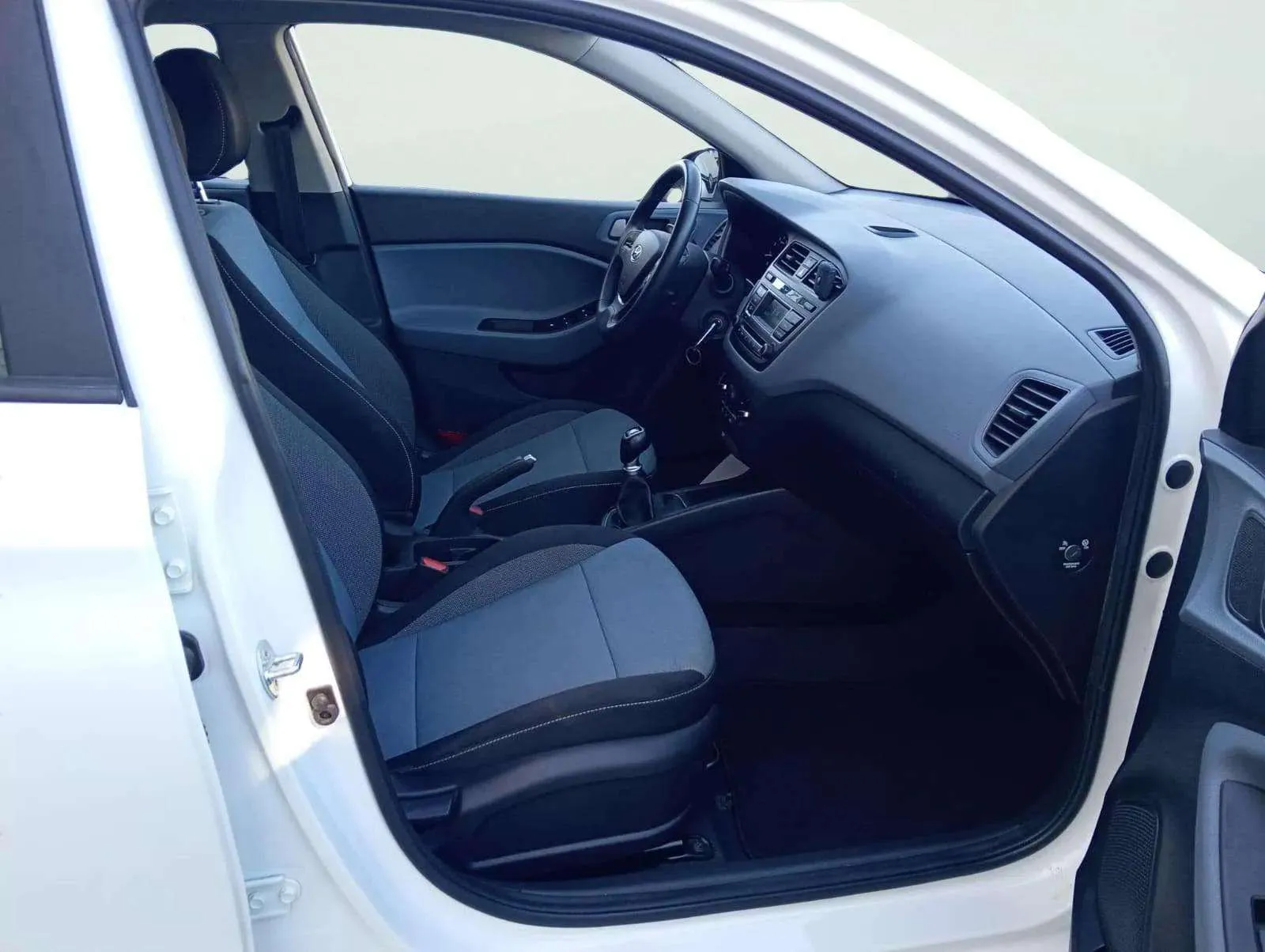 Hyundai i20 1.2 MPI Essence - foto 17