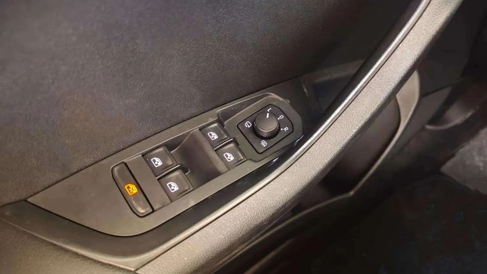 Škoda Karoq 2.0 TDI DSG 4x4 Ambition - foto 27