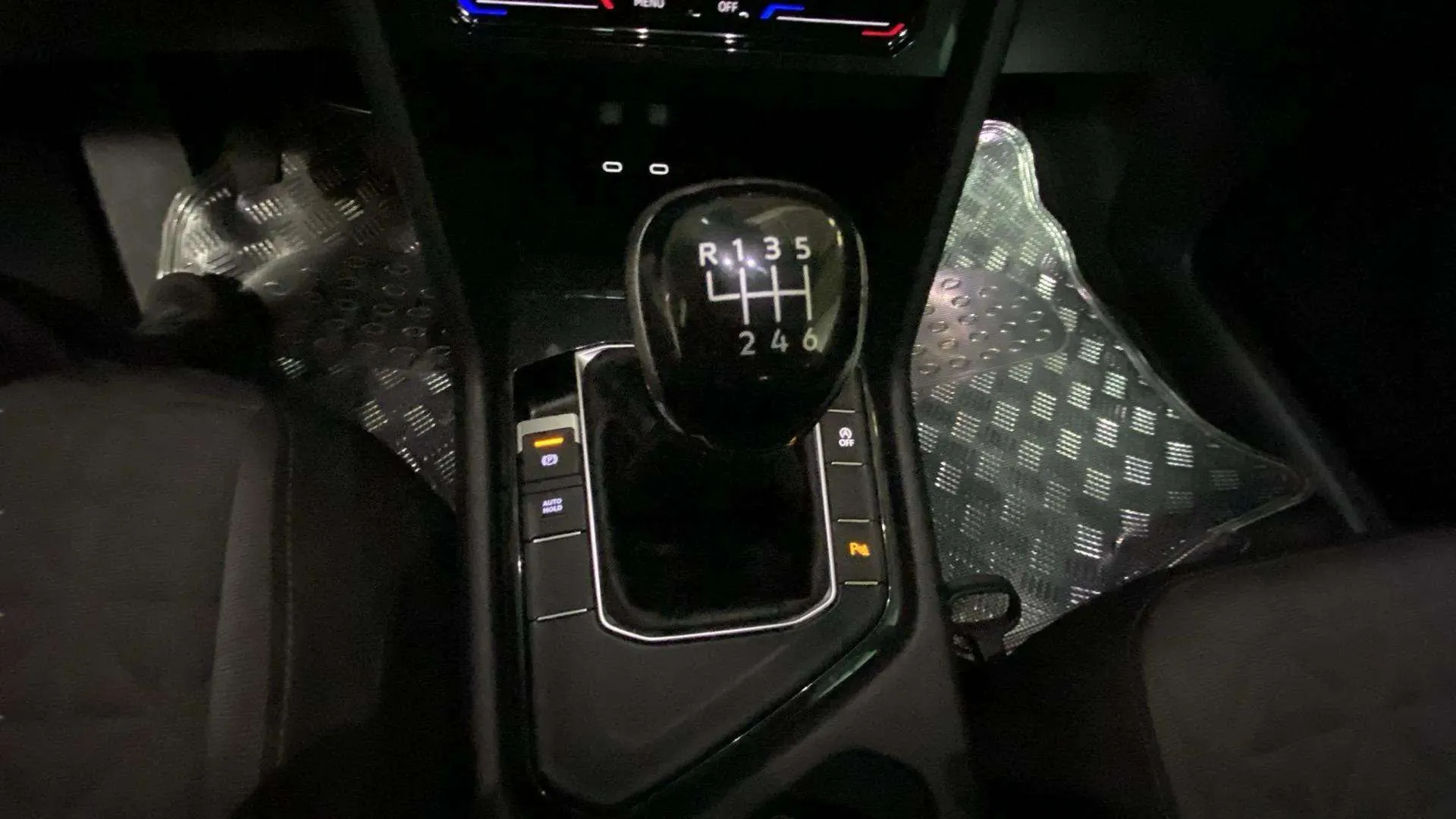 Volkswagen Tiguan Urban Sport 2.0 TDI - foto 7