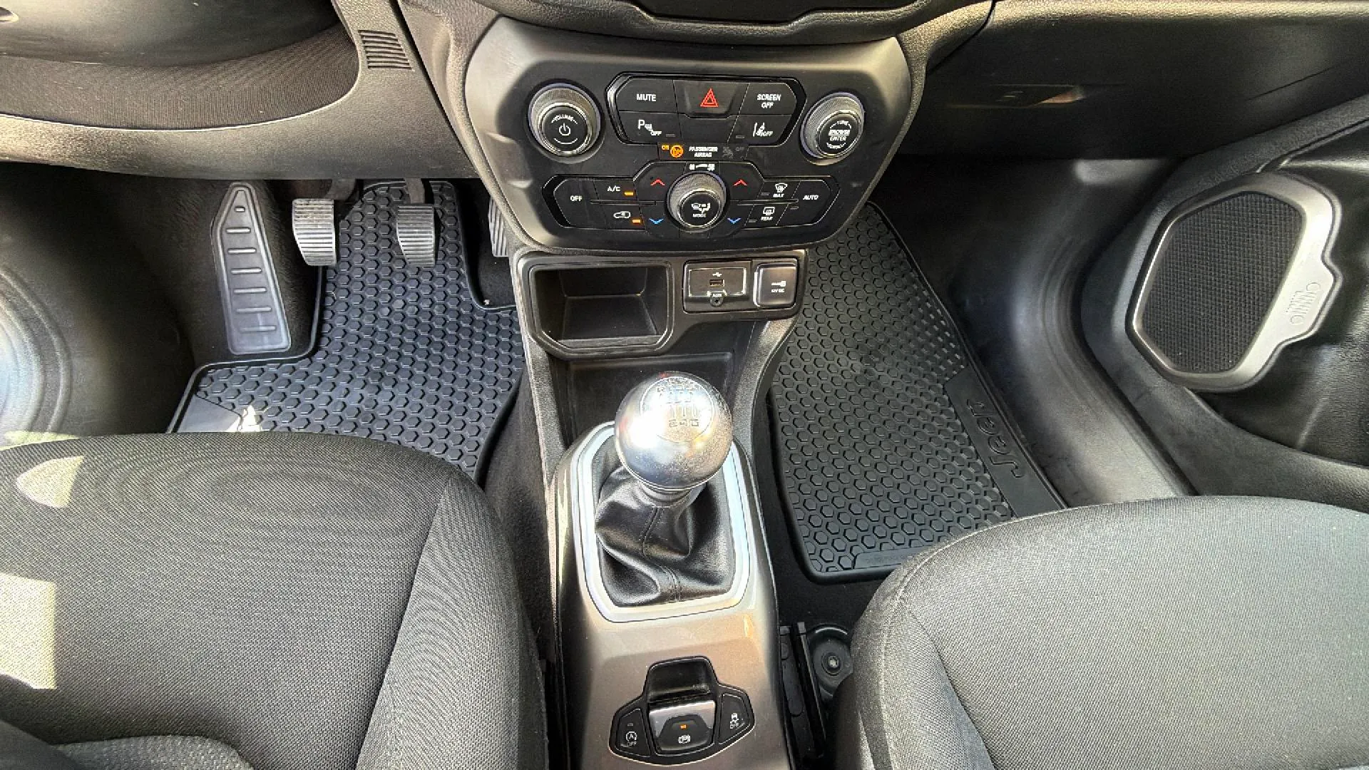 Jeep Renegade Limited 1.0G 4x2 - foto 13