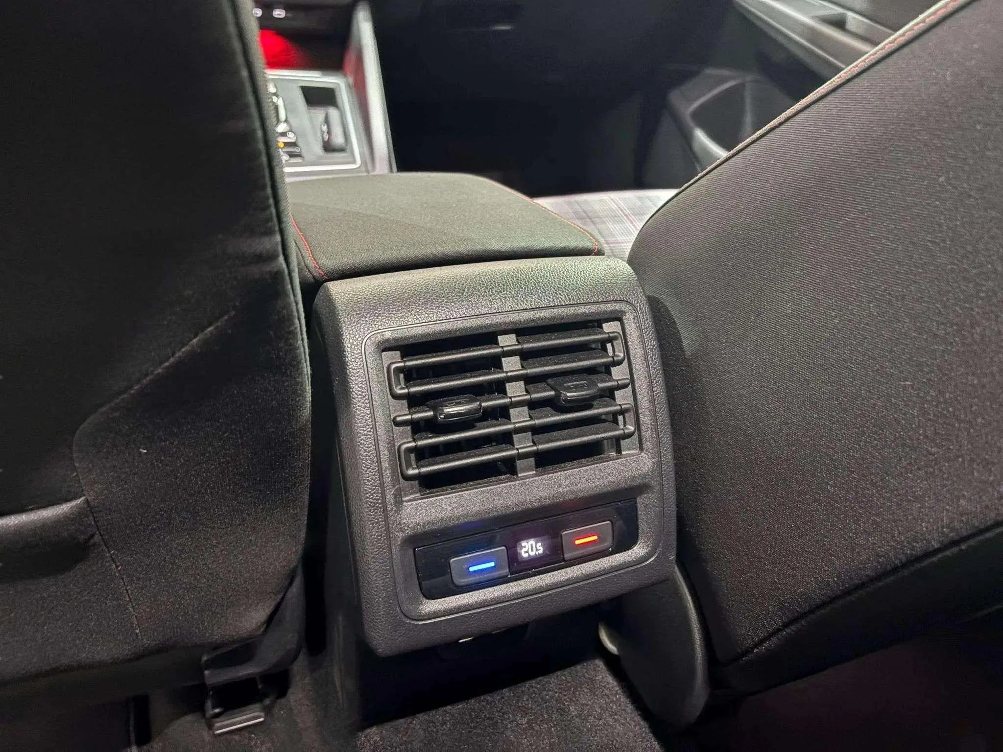 Volkswagen Golf GTI 2.0 TSI DSG - foto 23