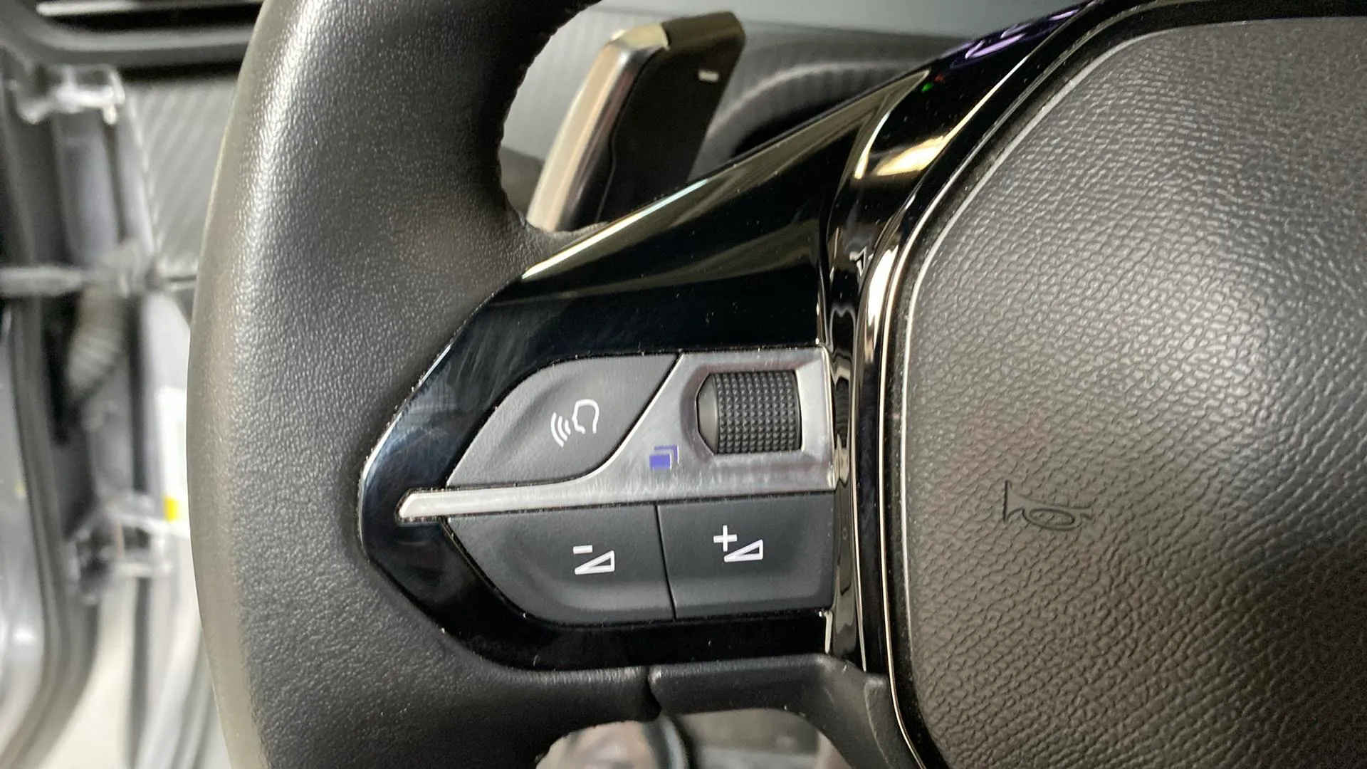Peugeot 2008 Allure PureTech 130 EAT8 - foto 19