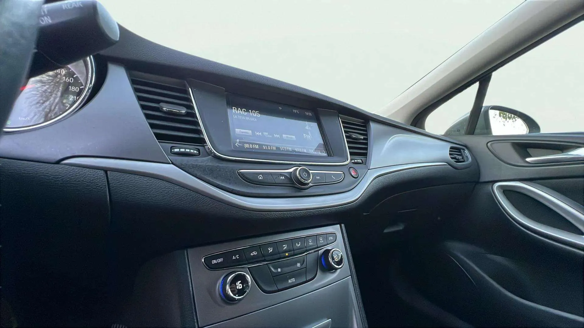 Opel Astra 1.6 CDTi Dynamic - foto 13