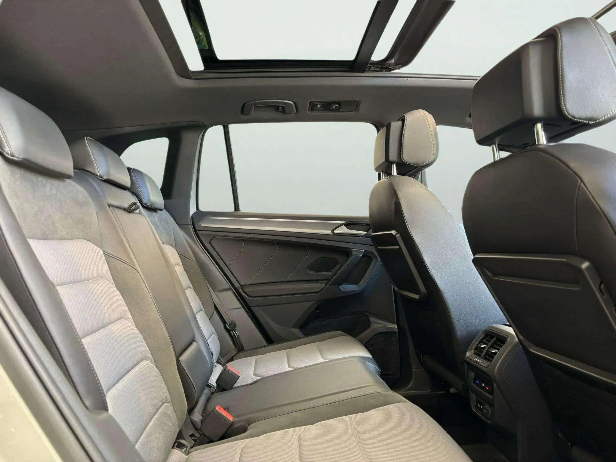 Volkswagen Tiguan R-Line 2.0 TDI DSG - foto 14