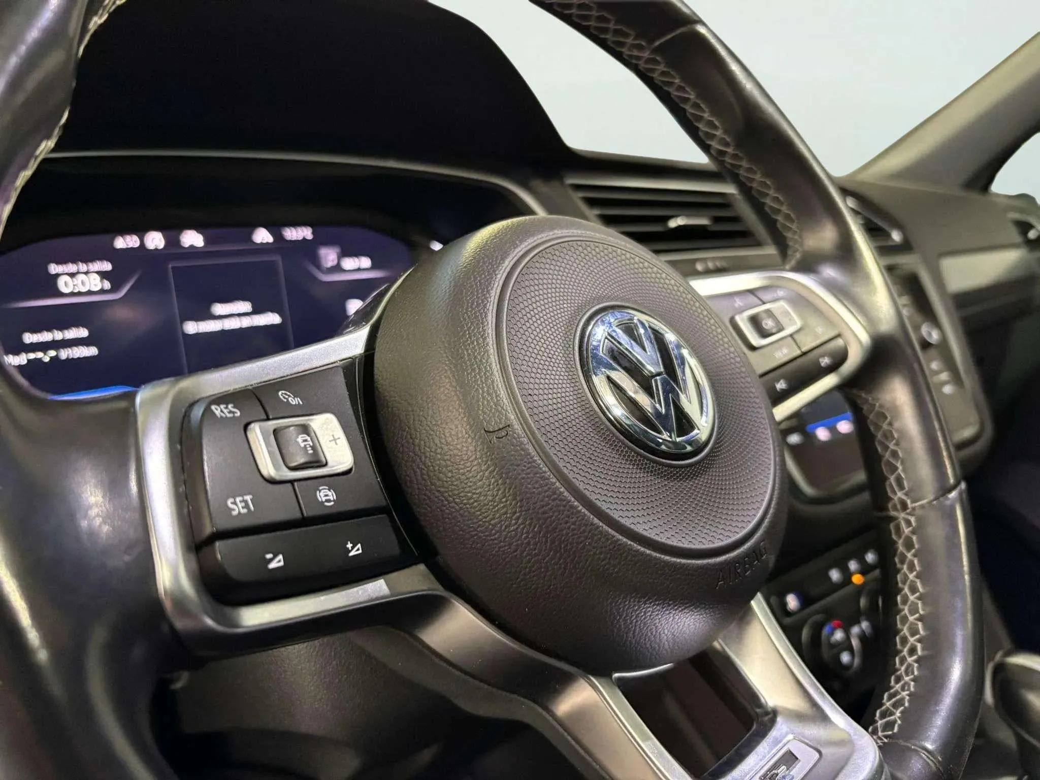 Volkswagen Tiguan R-Line 2.0 TDI DSG - foto 8