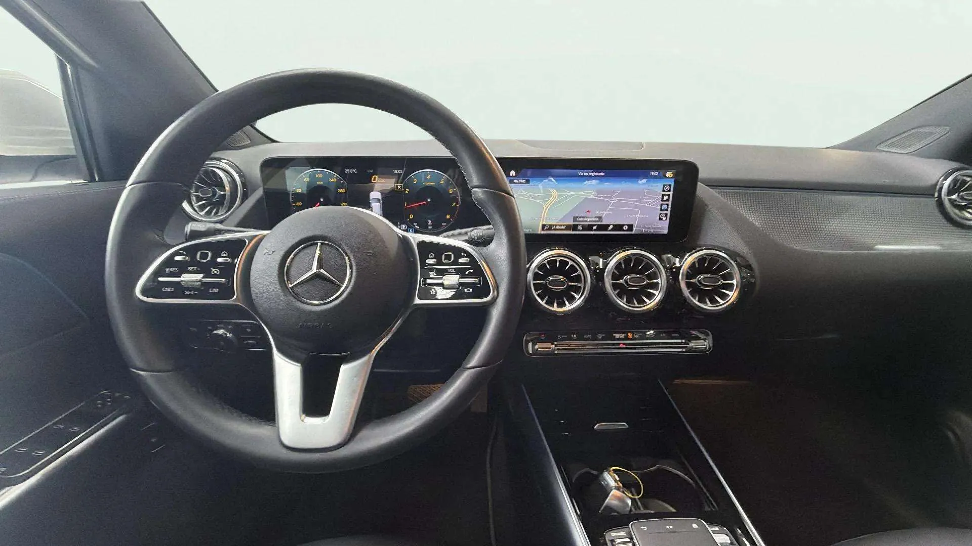 Mercedes-Benz GLA 200 - foto 16
