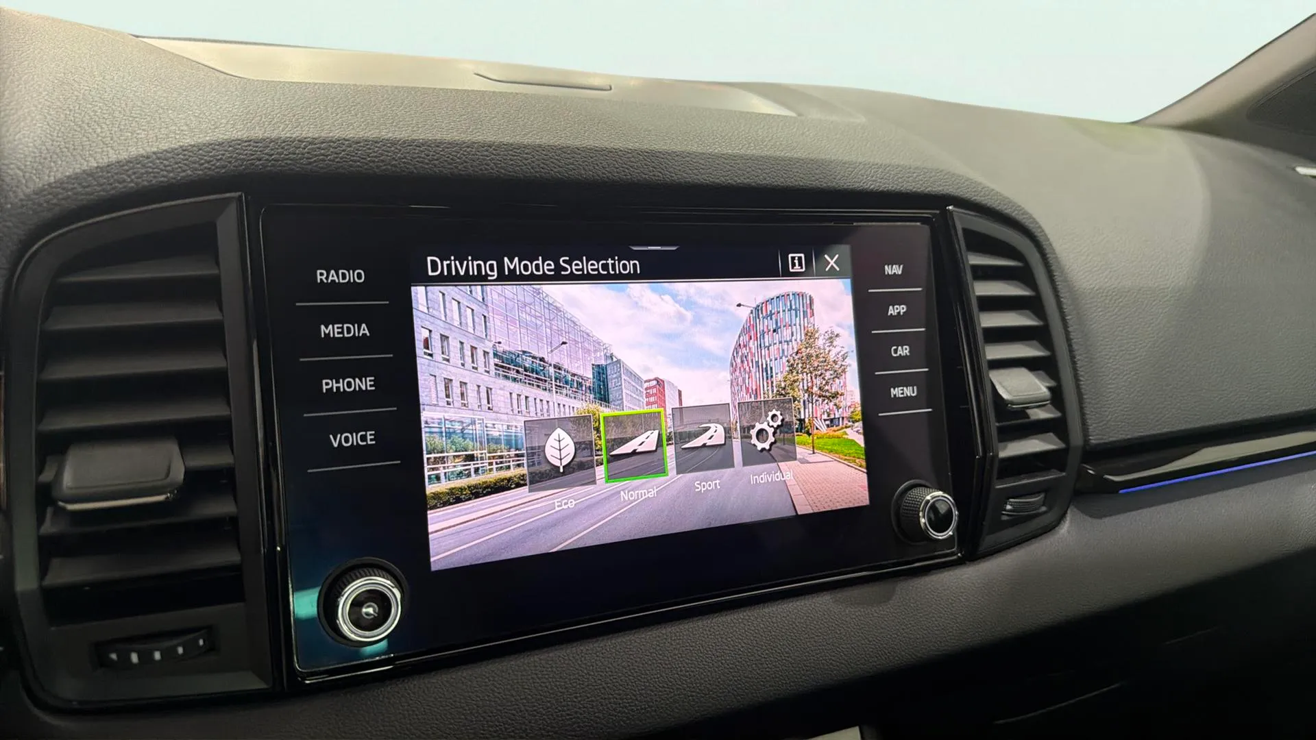 Škoda Karoq 1.5 TSI DSG ACT 125 Aniv - foto 17