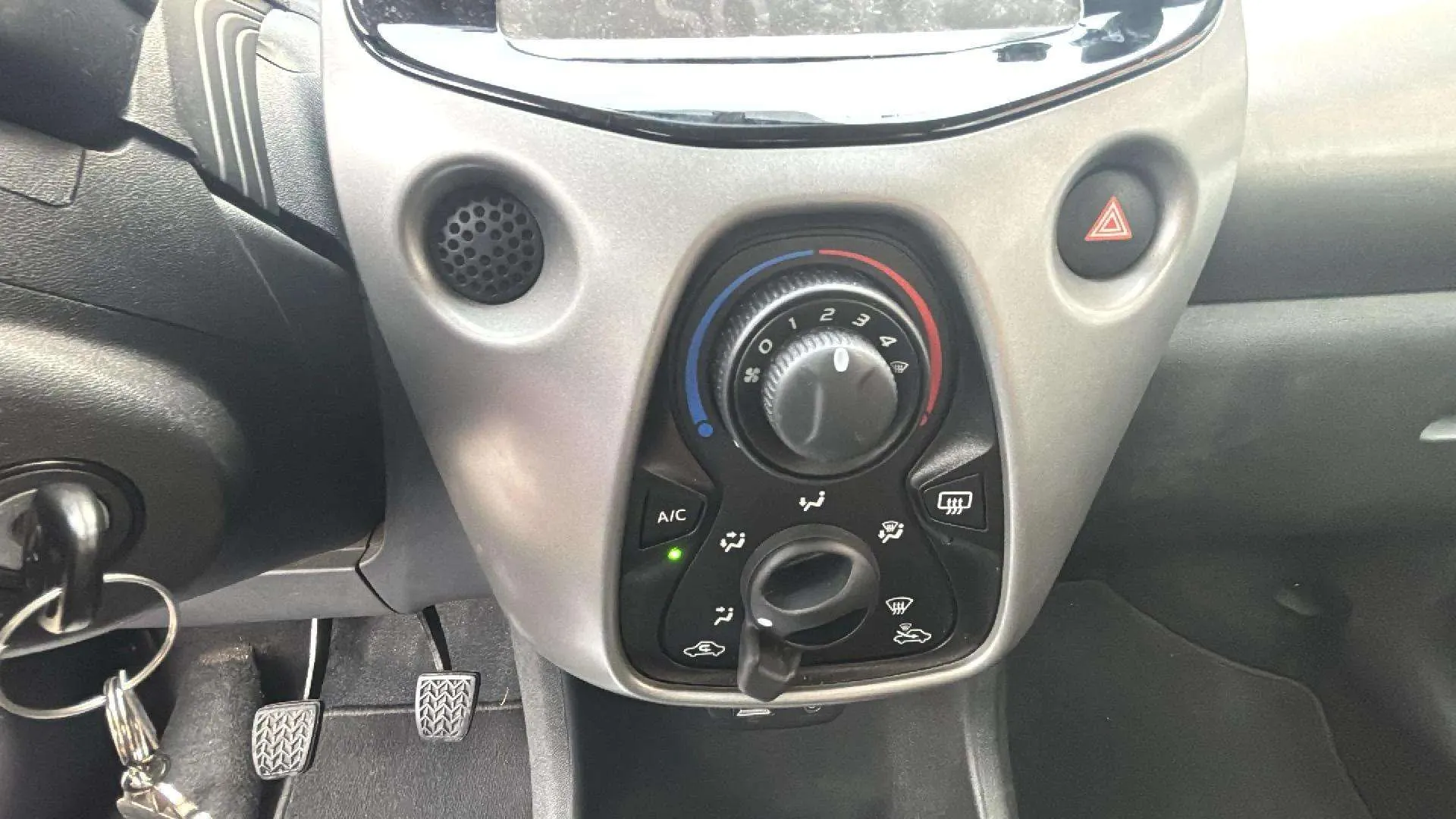 Toyota Aygo 1.0 70 x-cite - foto 31