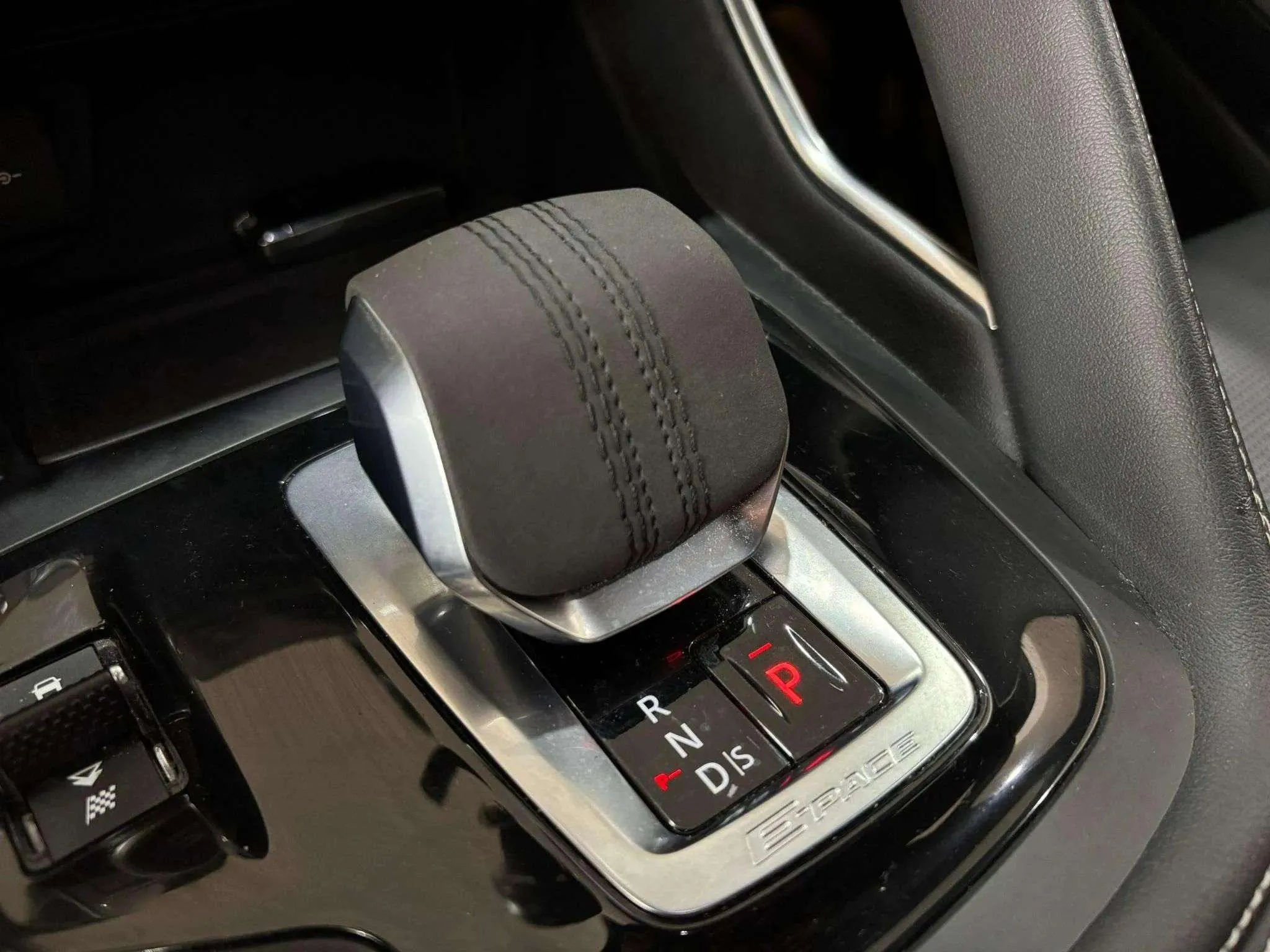 Jaguar E-Pace 2.0D I4 AWD MHEV R-Dynamic S - foto 20
