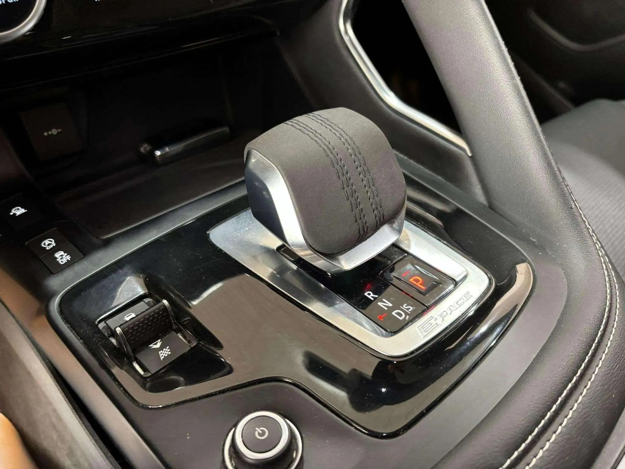 Jaguar E-Pace 2.0D I4 AWD MHEV R-Dynamic S - foto 19