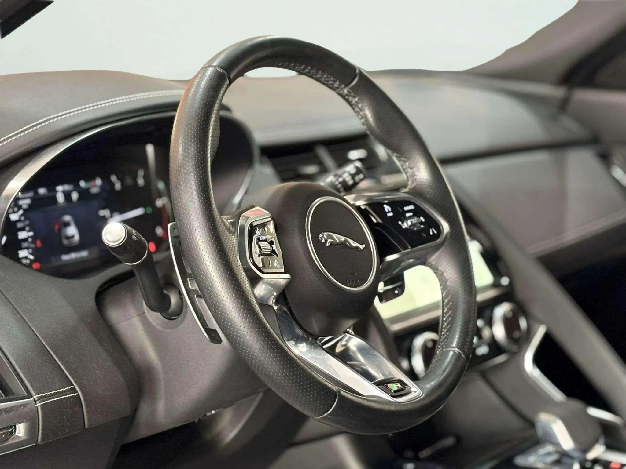 Jaguar E-Pace 2.0D I4 AWD MHEV R-Dynamic S - foto 6