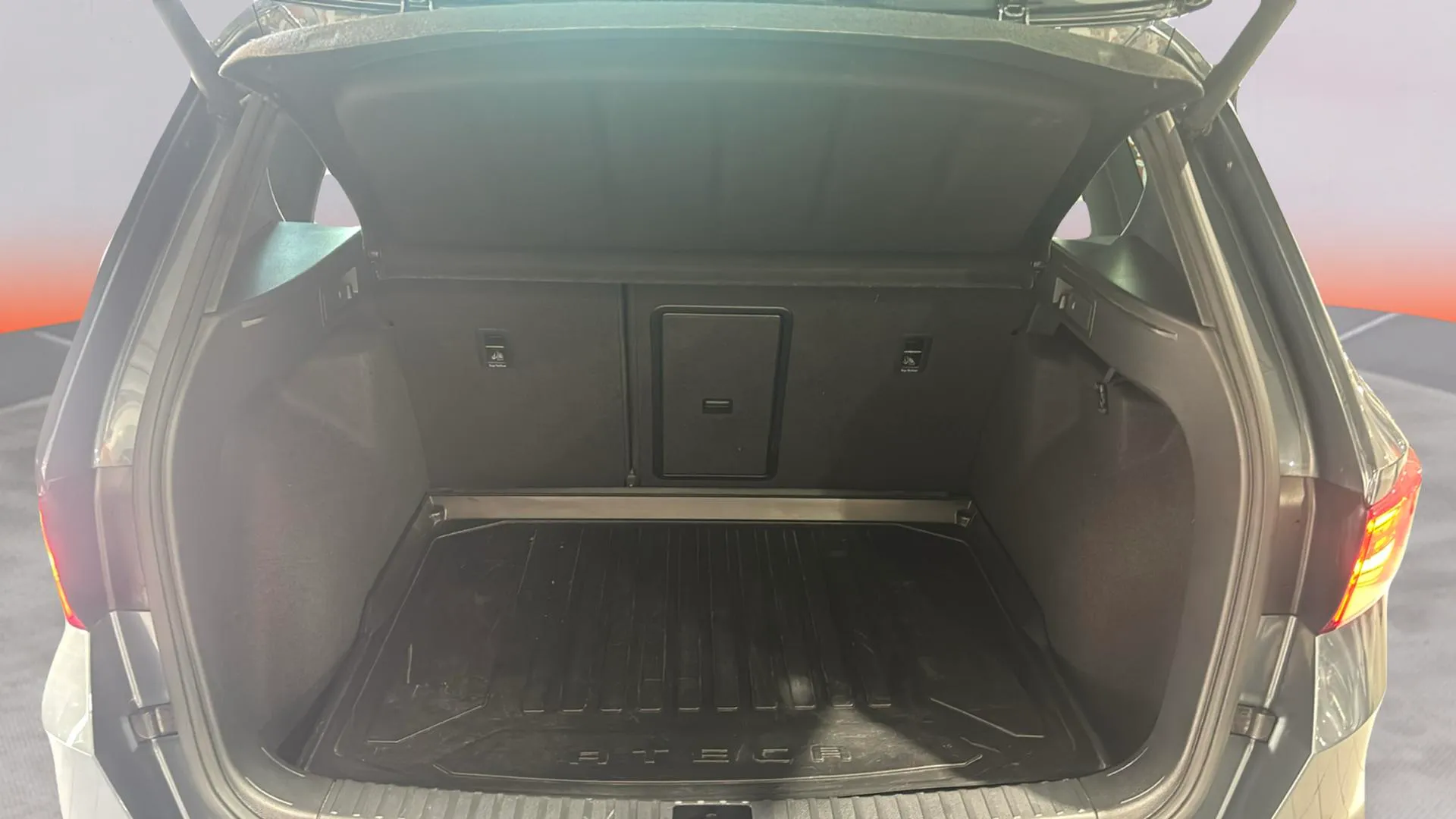 SEAT Ateca 2.0 TSI DSG-7 4D FR - foto 16
