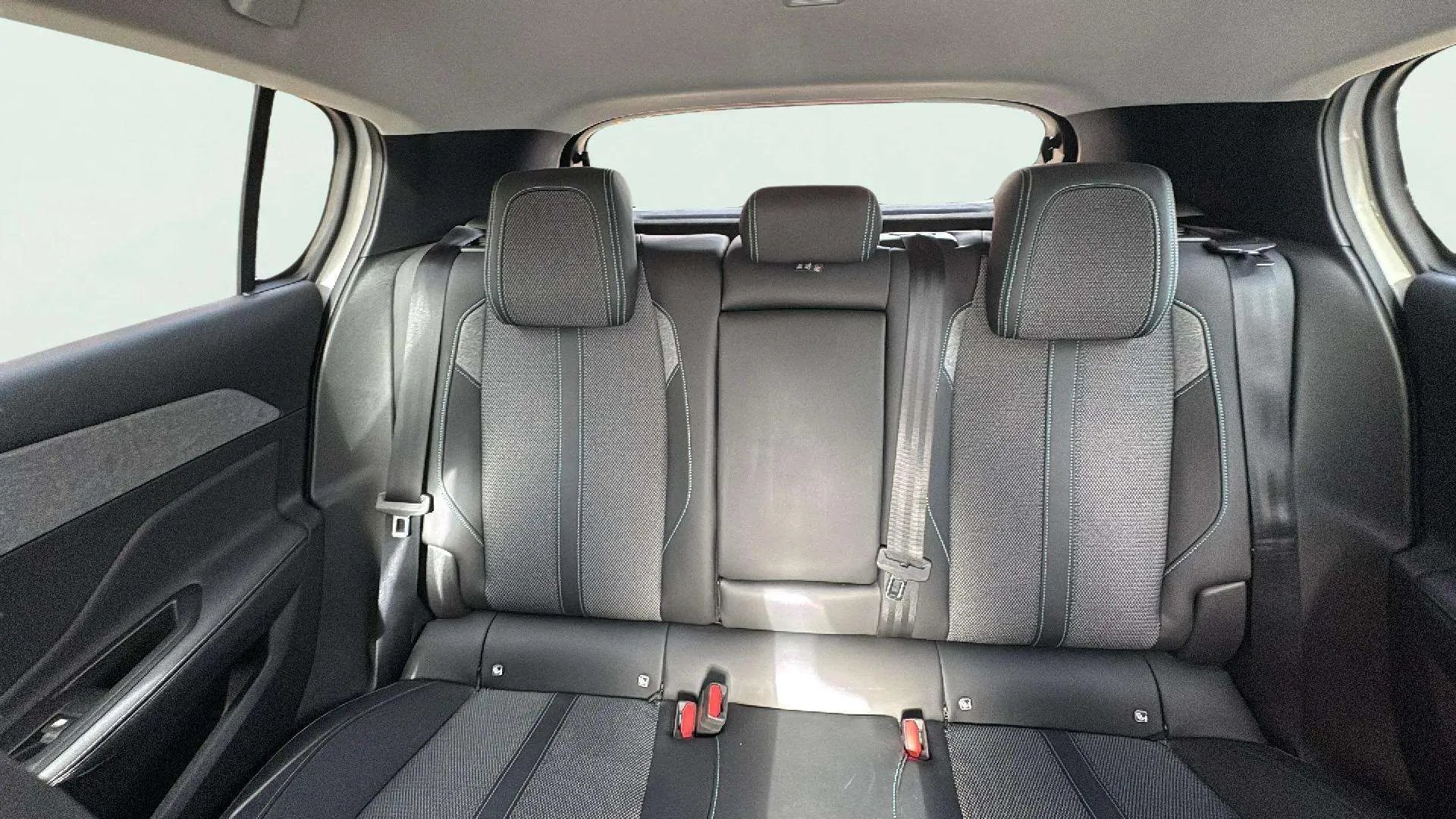 Peugeot 308 Allure BlueHDi 130 EAT8 - foto 10