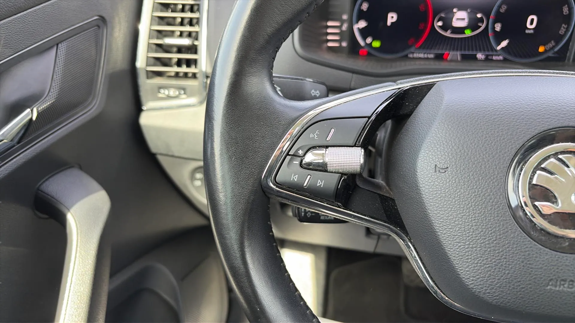 Škoda Karoq 2.0 TDI DSG 4x4 Ambition - foto 17