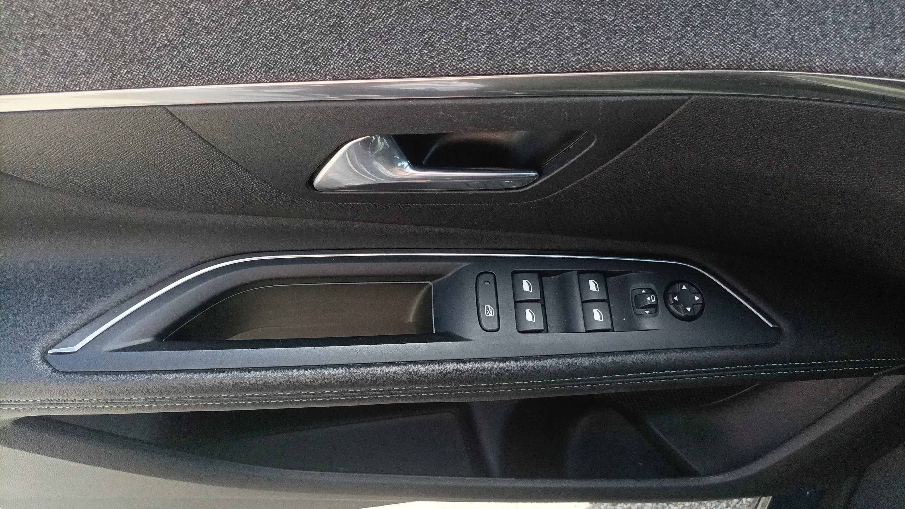Peugeot 3008 1.2 PureTech Allure Pack EAT8 - foto 19