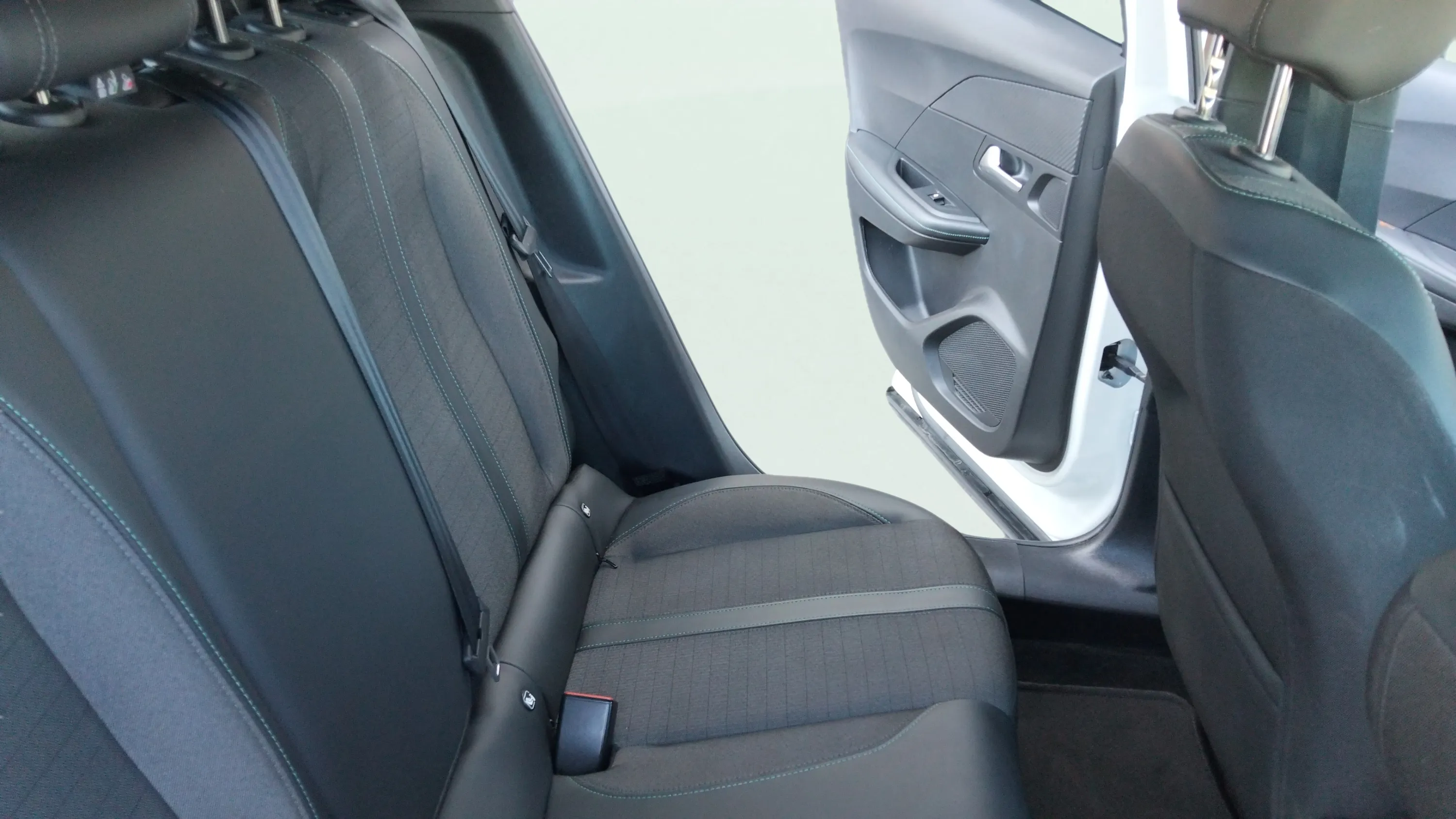 Peugeot 2008 Allure Pack BlueHDi 130 EAT8 - foto 17