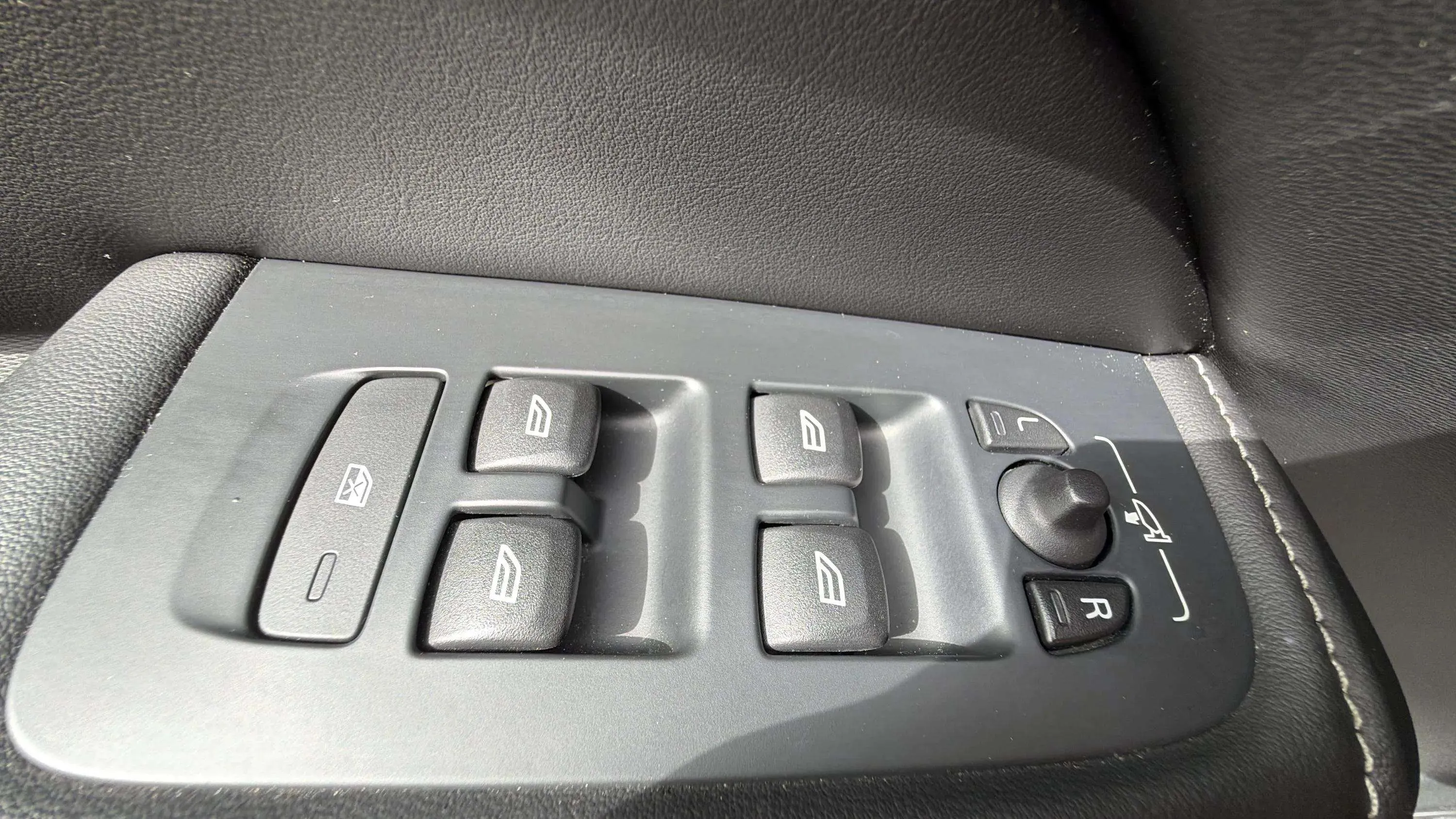 Volvo XC60 2.0 D4 R-Design - foto 17