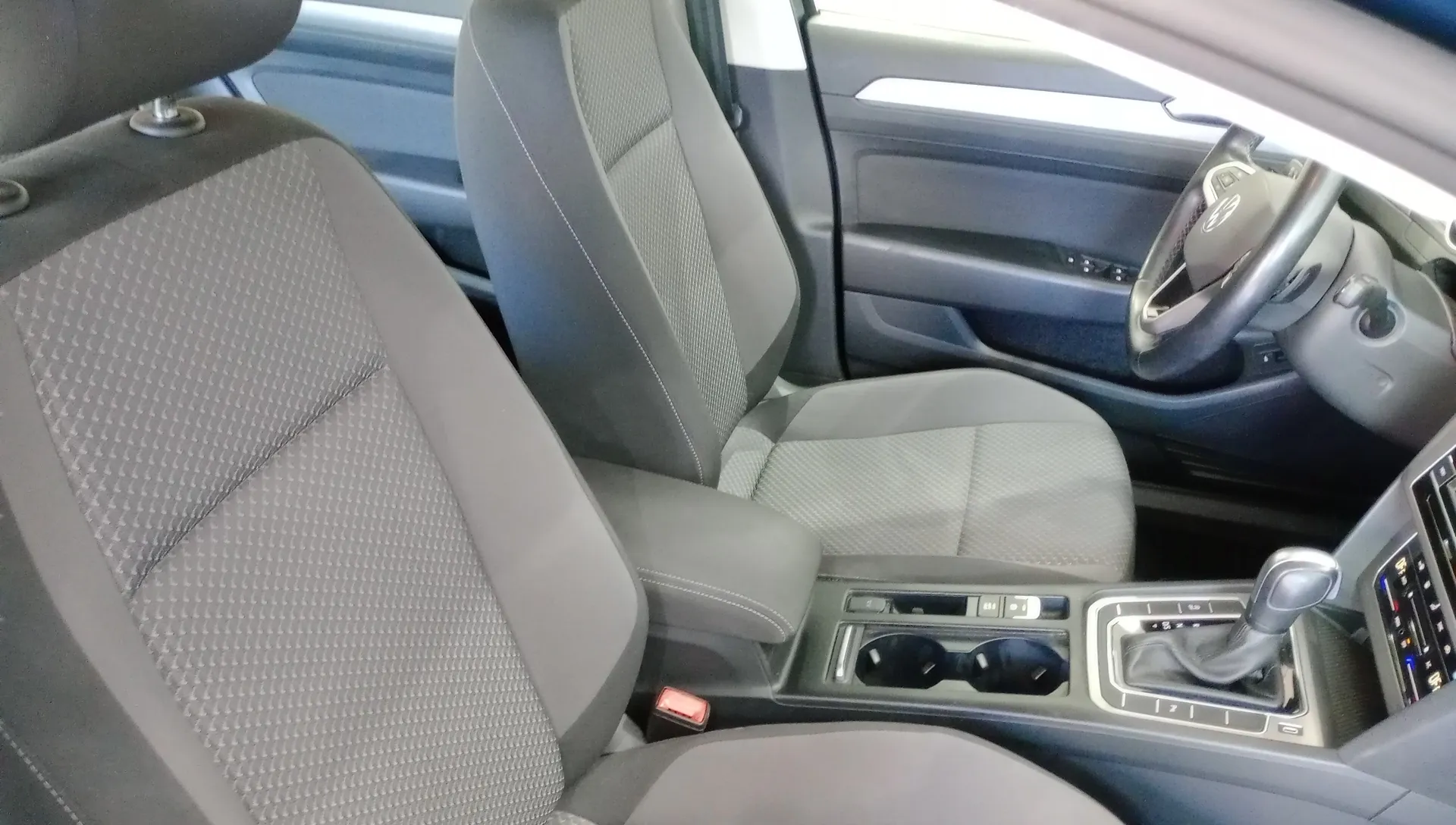 Volkswagen Passat Business 1.6 TDI DSG - foto 9