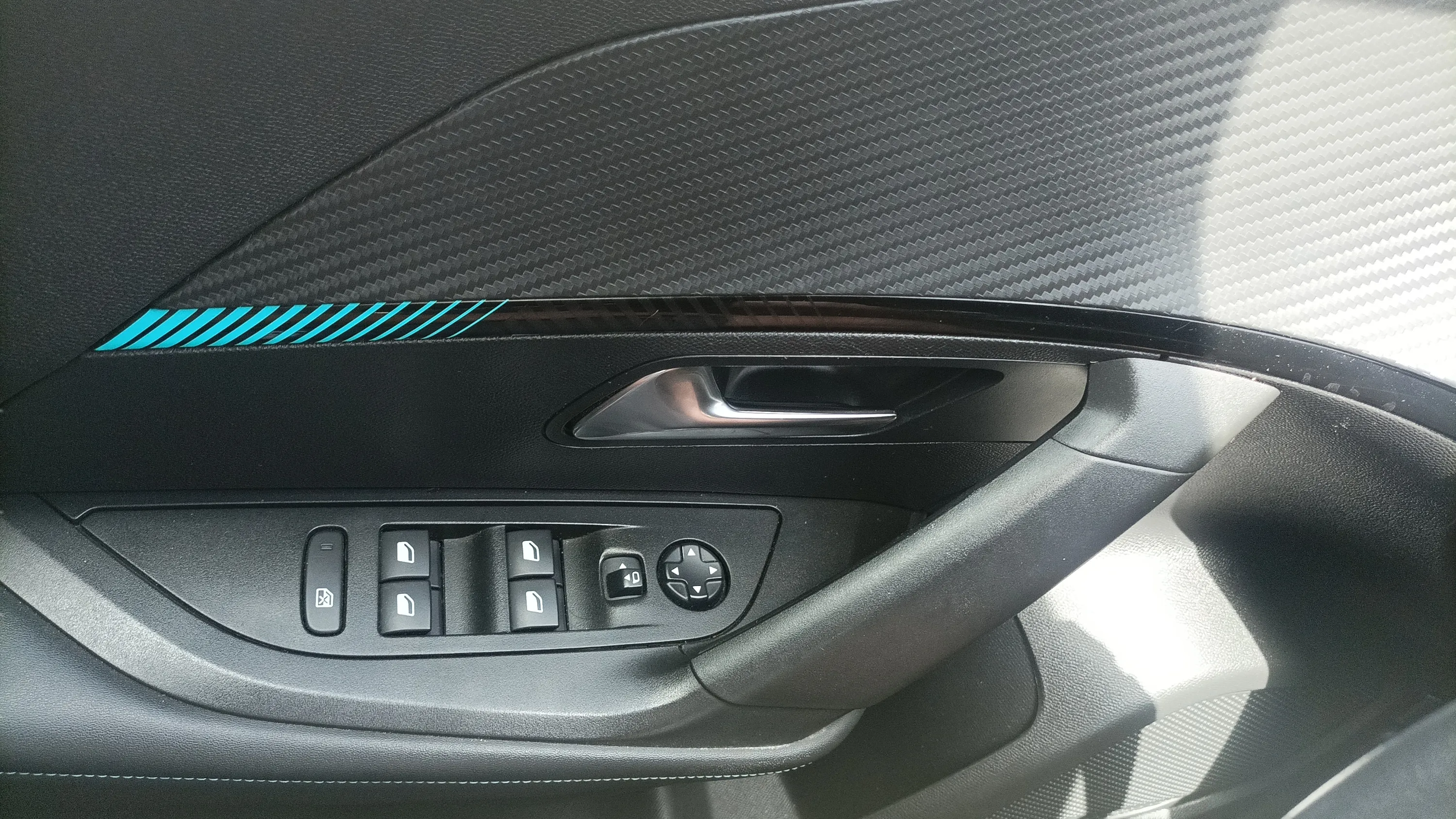 Peugeot 2008 Allure PureTech 100 BVM6 - foto 24