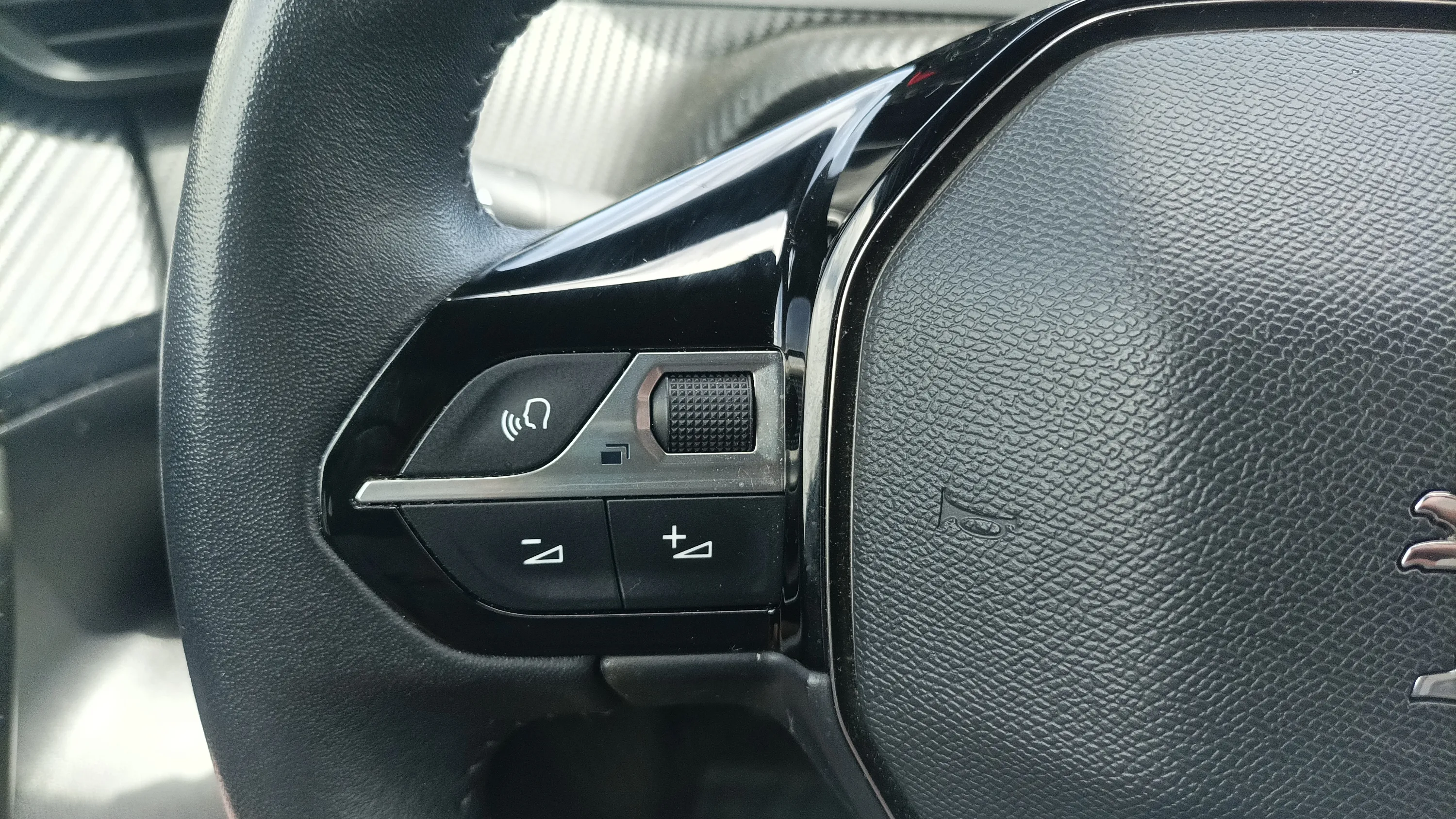 Peugeot 2008 Allure PureTech 100 BVM6 - foto 11