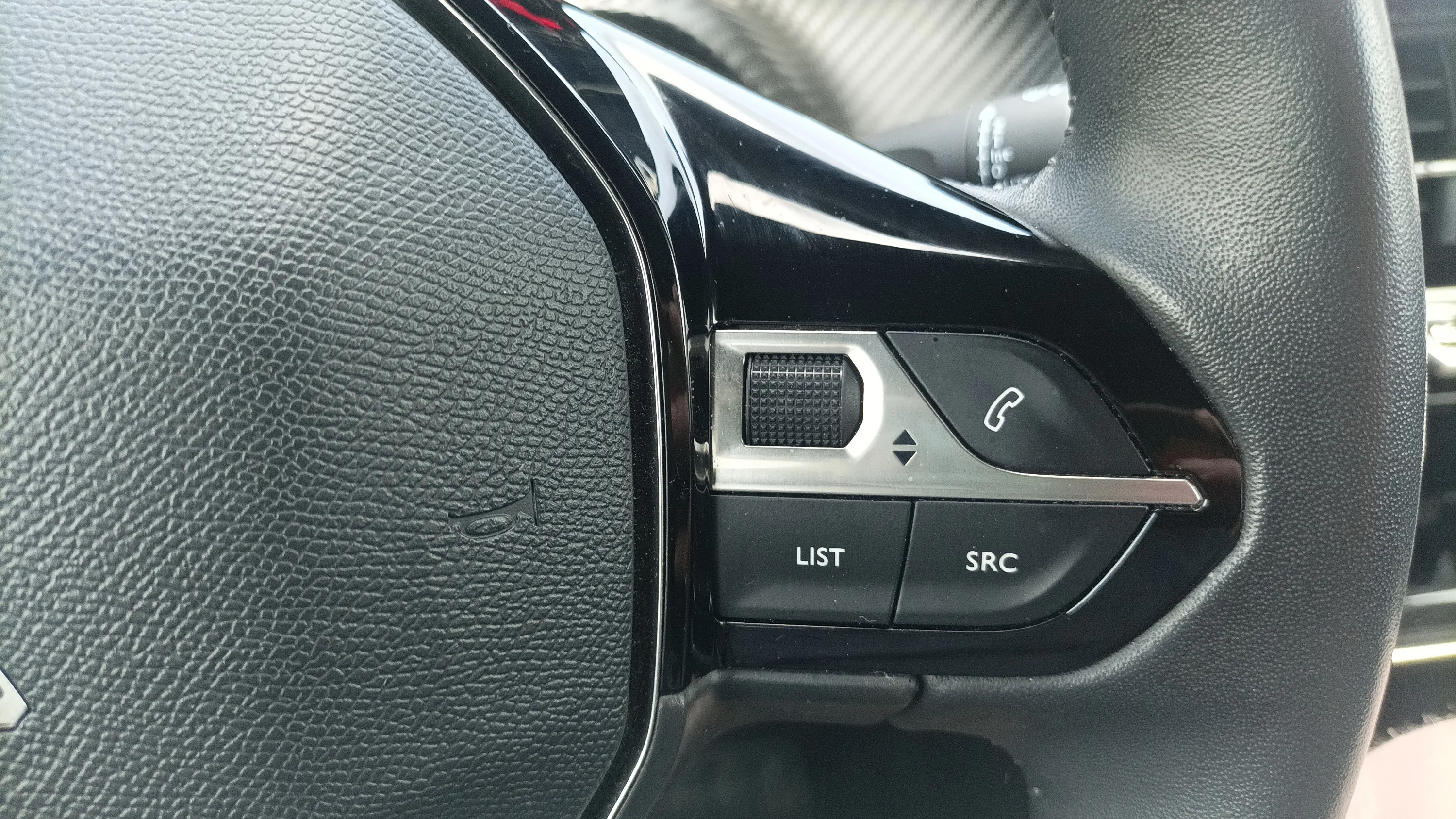 Peugeot 2008 Allure PureTech 100 BVM6 - foto 12