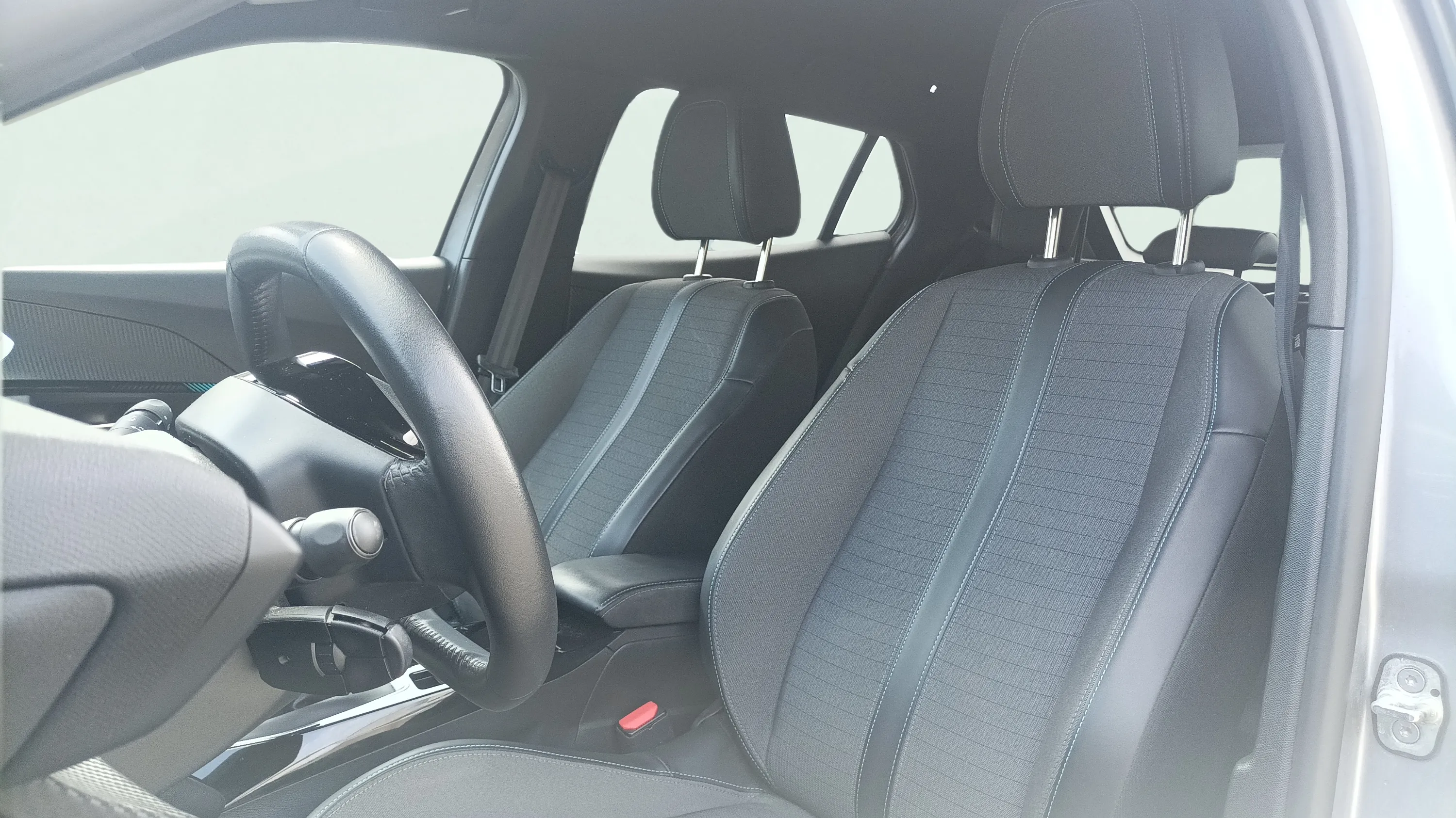 Peugeot 2008 Allure PureTech 100 BVM6 - foto 18