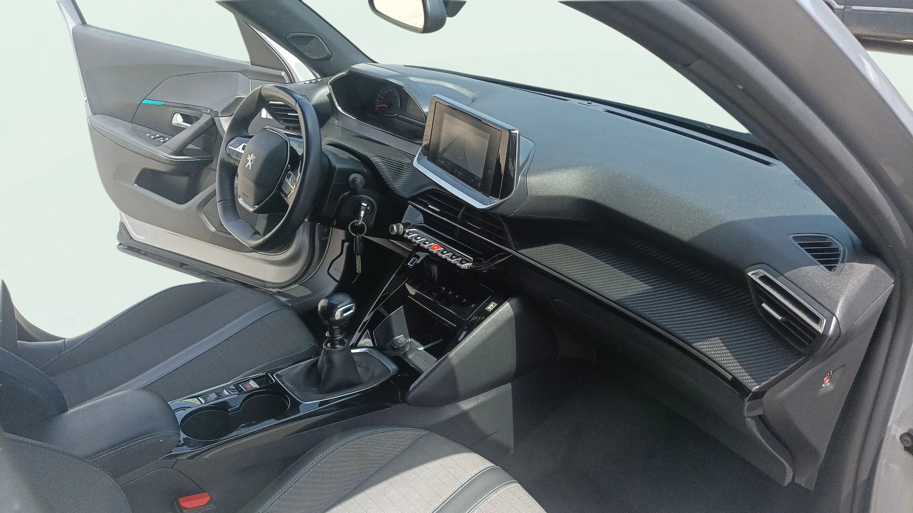 Peugeot 2008 Allure PureTech 100 BVM6 - foto 17