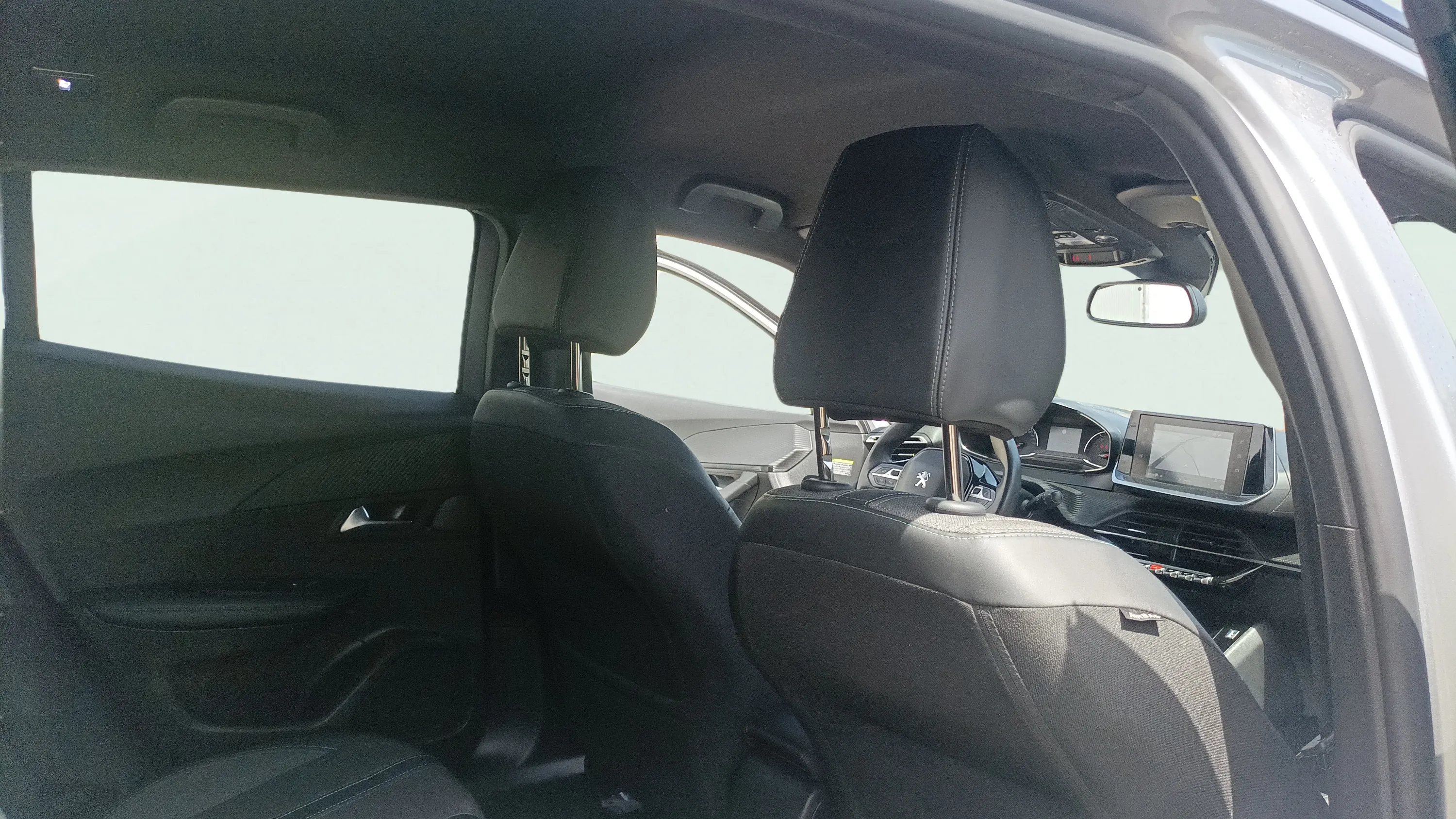 Peugeot 2008 Allure PureTech 100 BVM6 - foto 19
