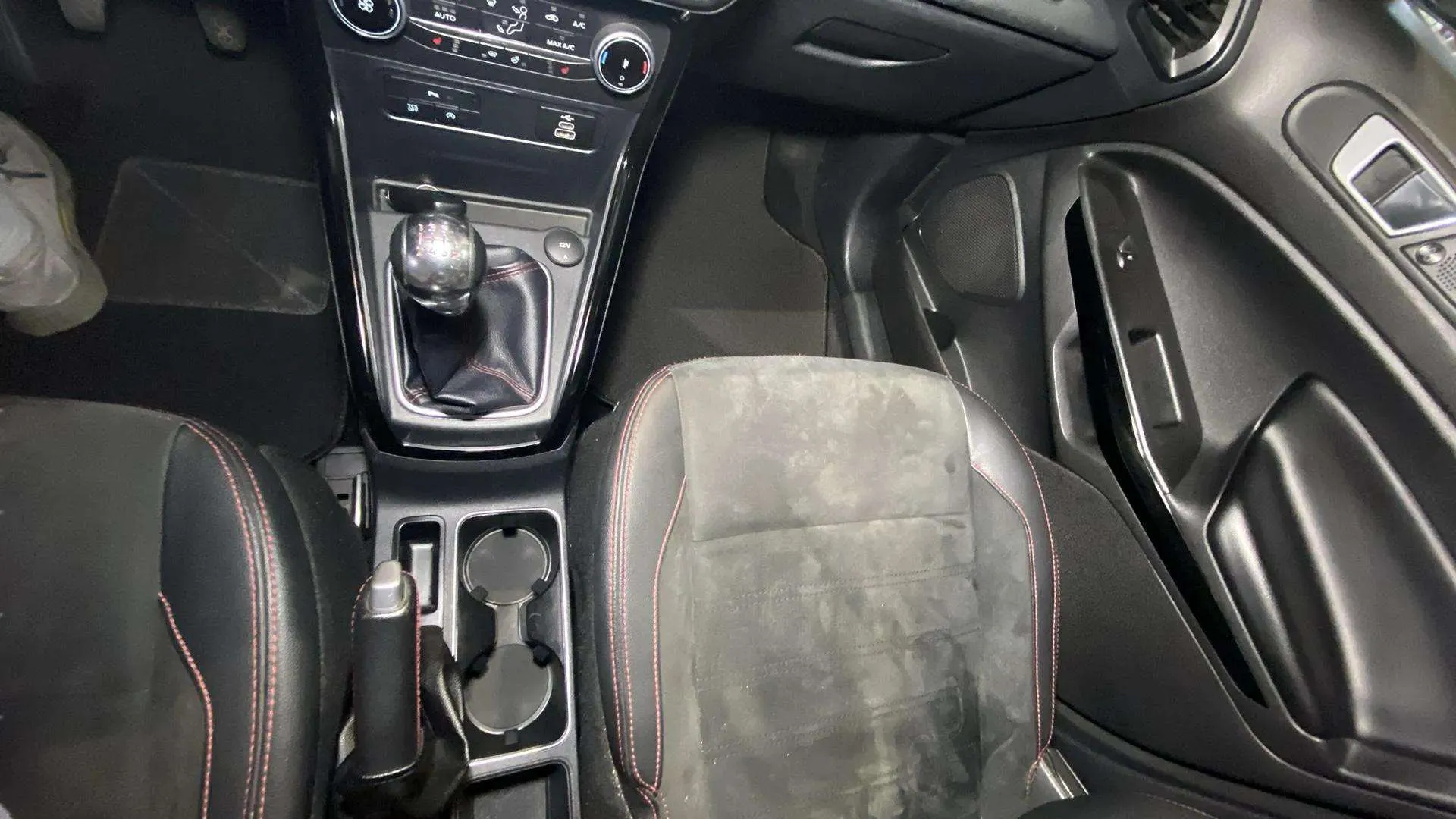 Ford EcoSport 1.0T EcoBoost ST Line - foto 30