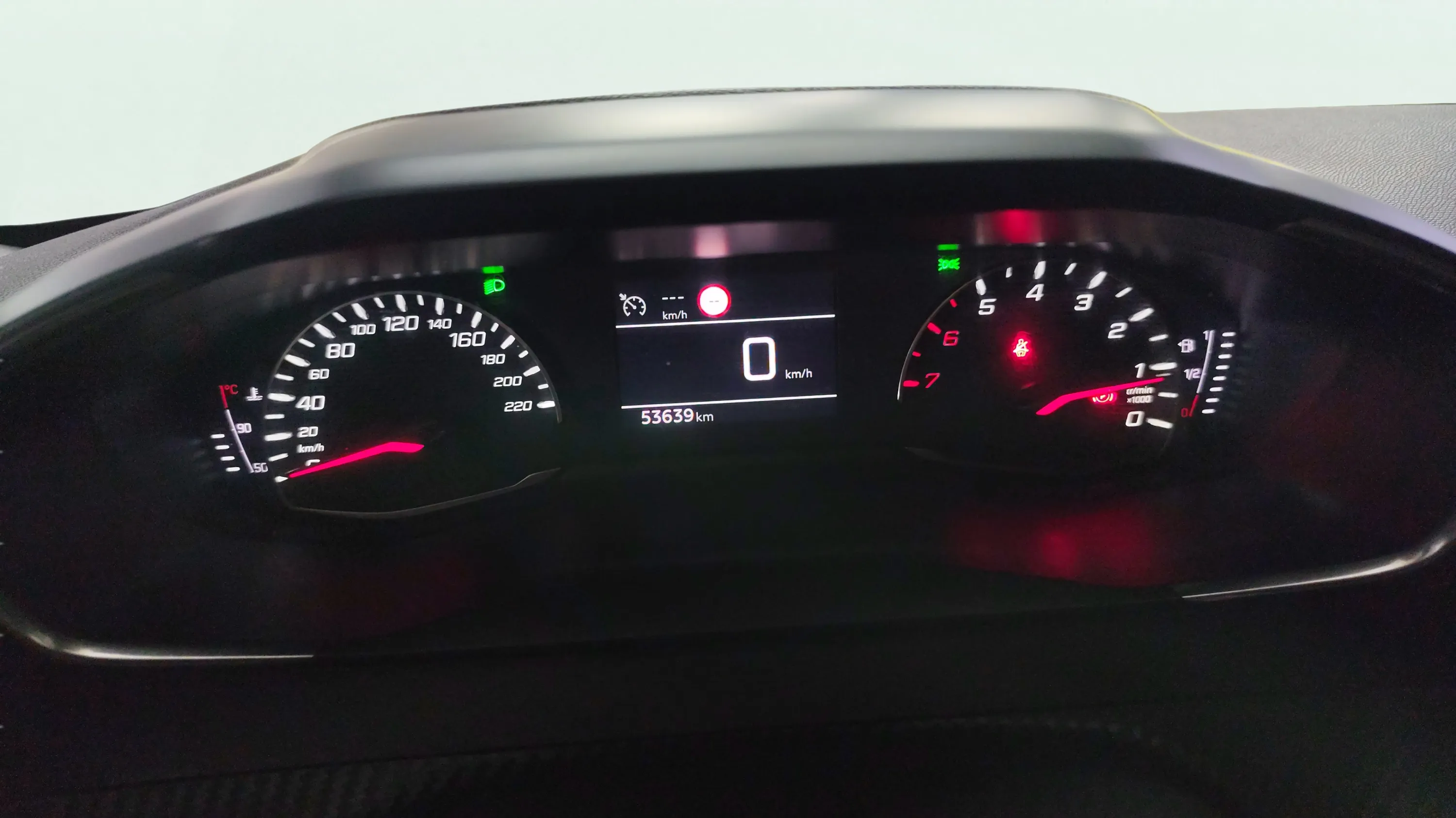 Peugeot 2008 Allure PureTech 100 BVM6 - foto 9