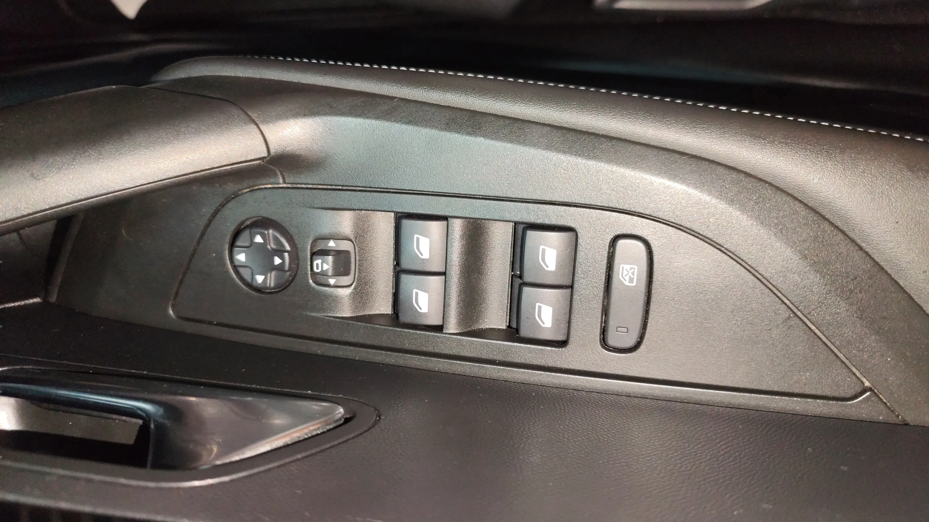 Peugeot 2008 Allure PureTech 100 BVM6 - foto 14