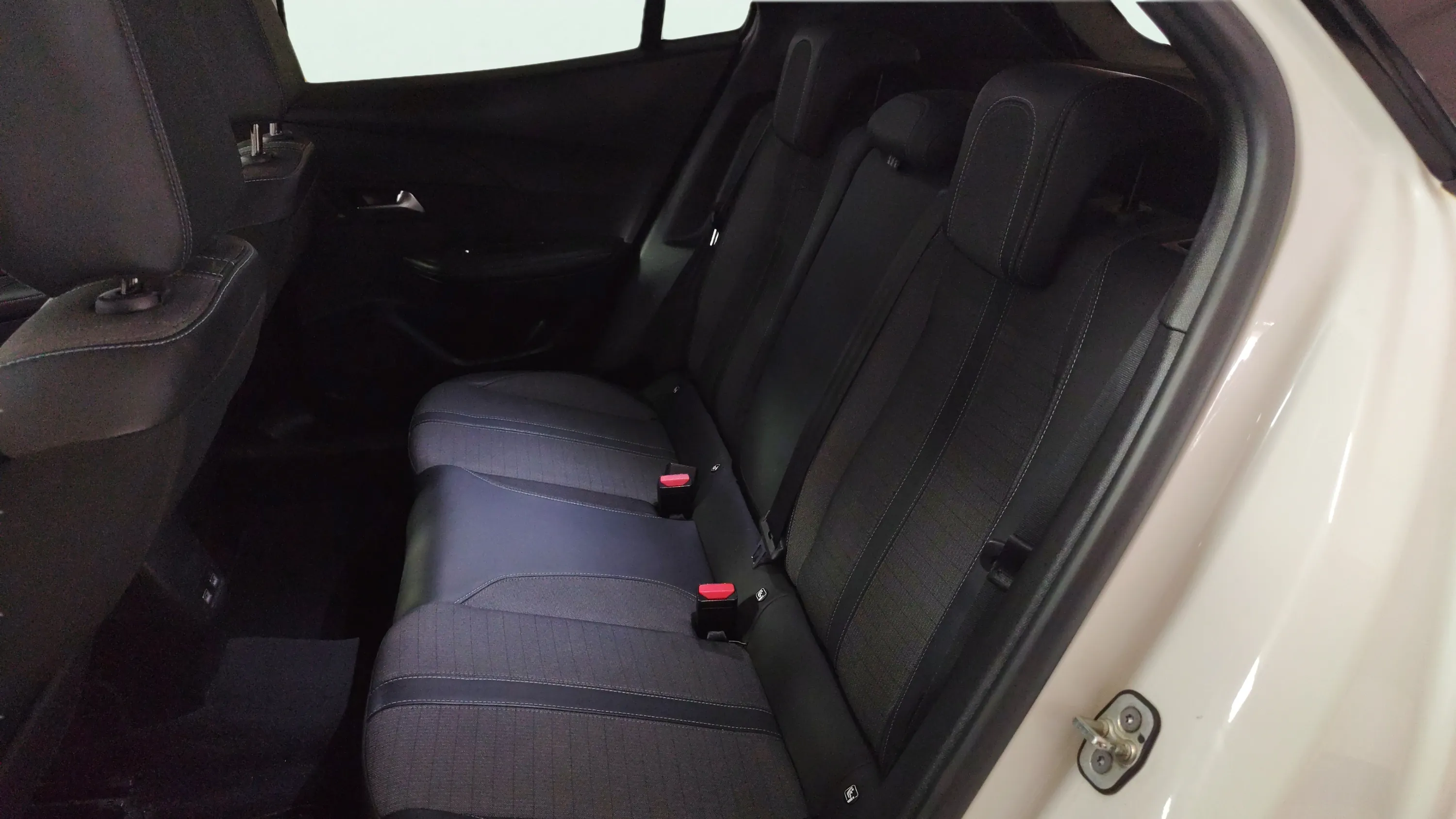 Peugeot 2008 Allure PureTech 100 BVM6 - foto 19