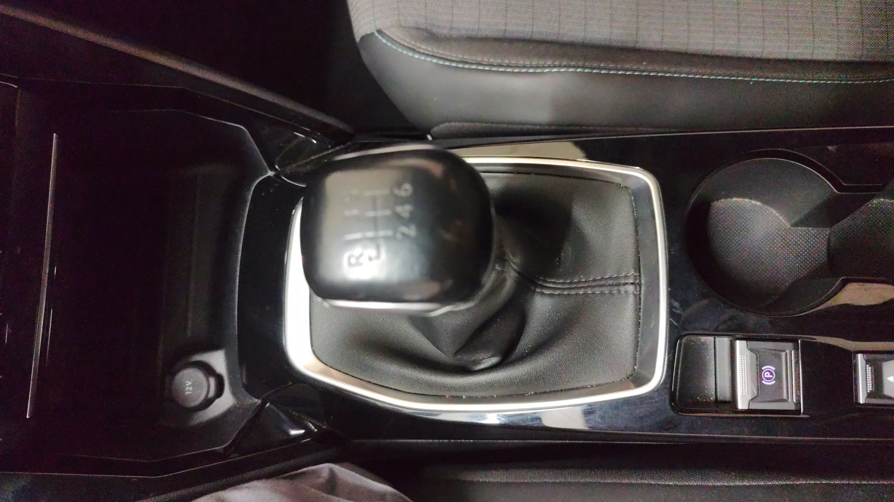 Peugeot 2008 Allure PureTech 100 BVM6 - foto 10