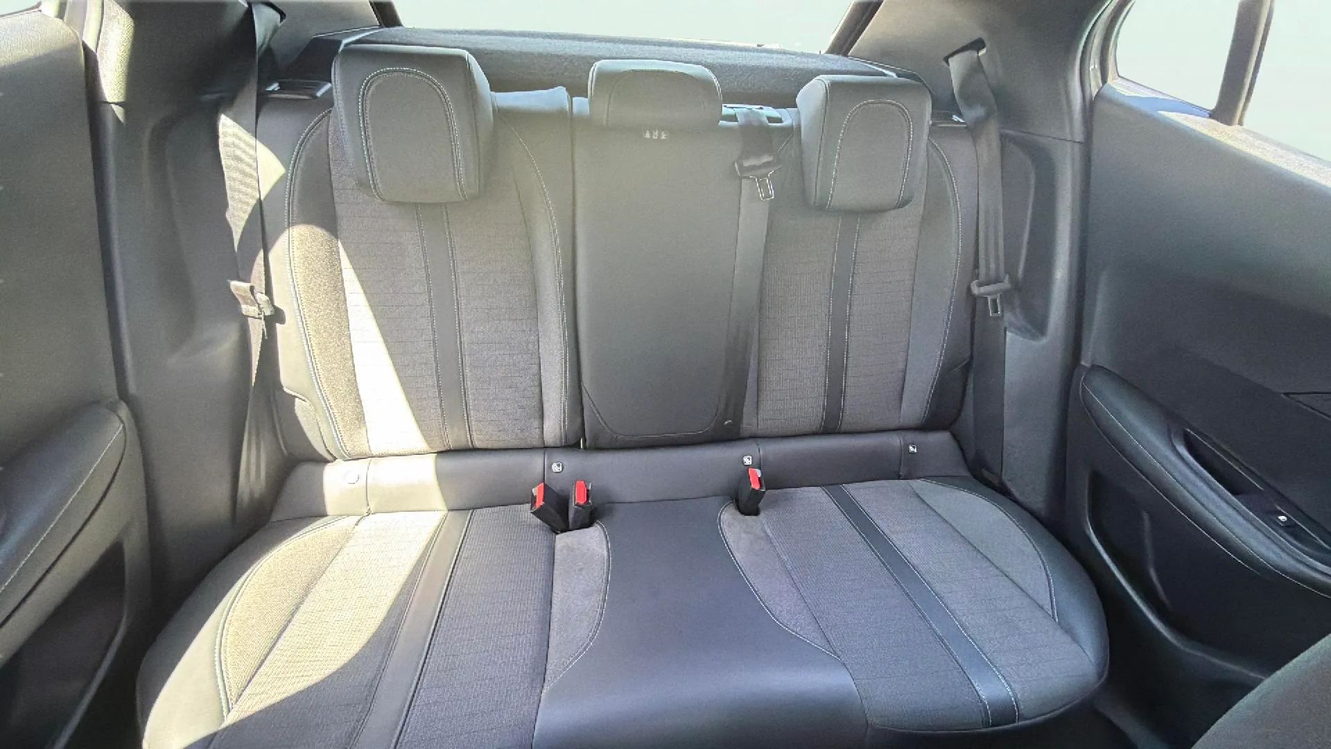Peugeot 2008 Allure Pack PureTech 130 BVM6 - foto 20