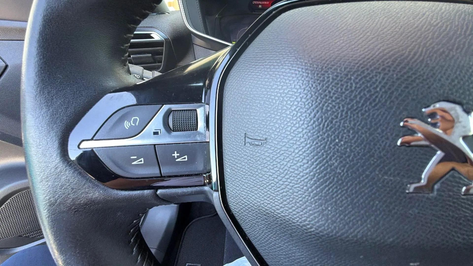 Peugeot 2008 Allure Pack PureTech 130 BVM6 - foto 14