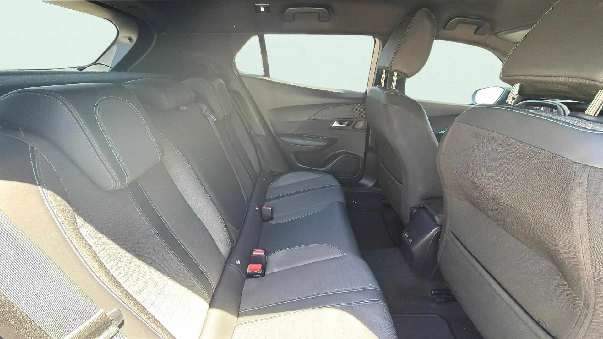 Peugeot 2008 Allure Pack PureTech 130 BVM6 - foto 19