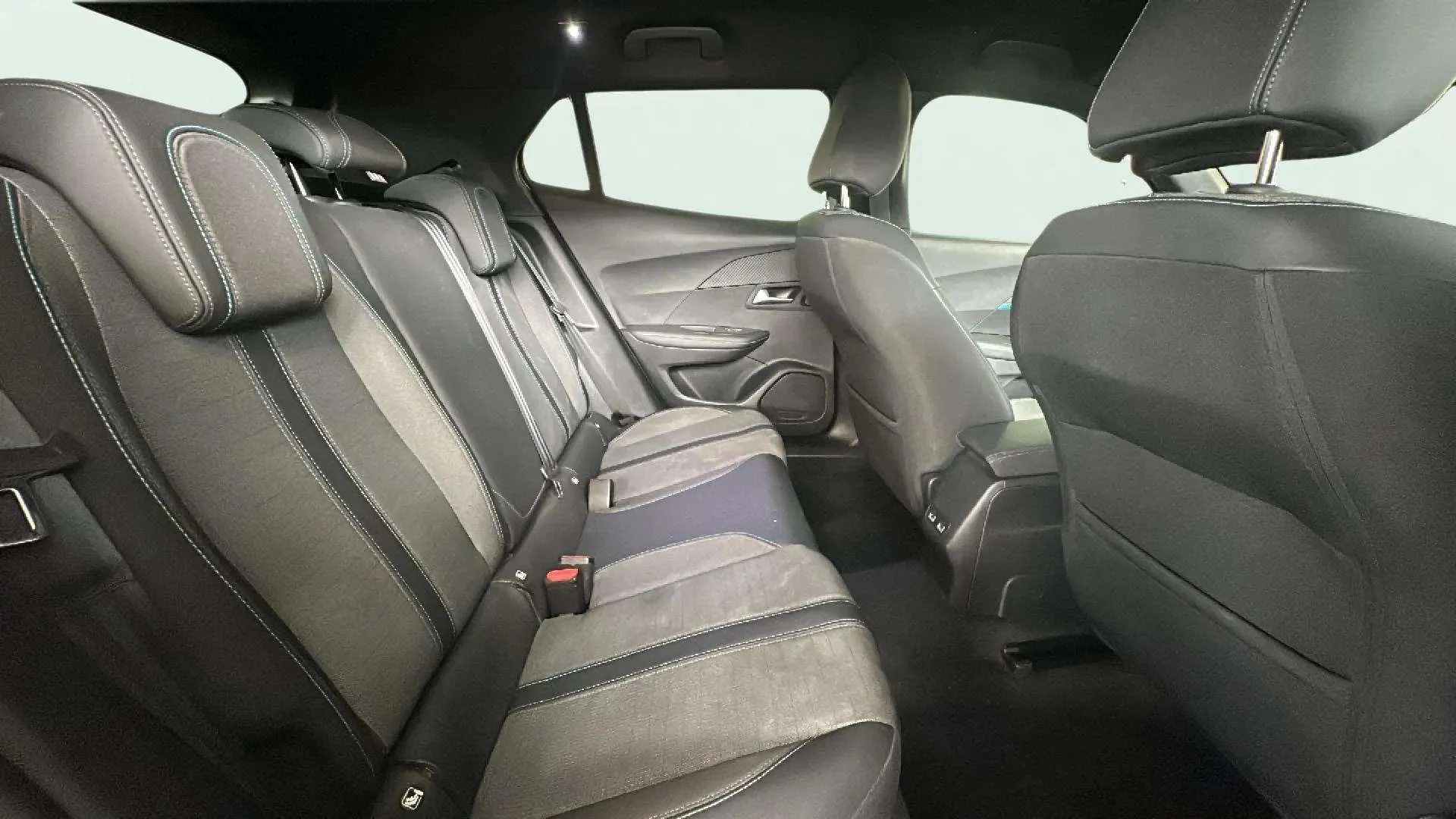 Peugeot 2008 Allure Pack PureTech 130 - foto 16