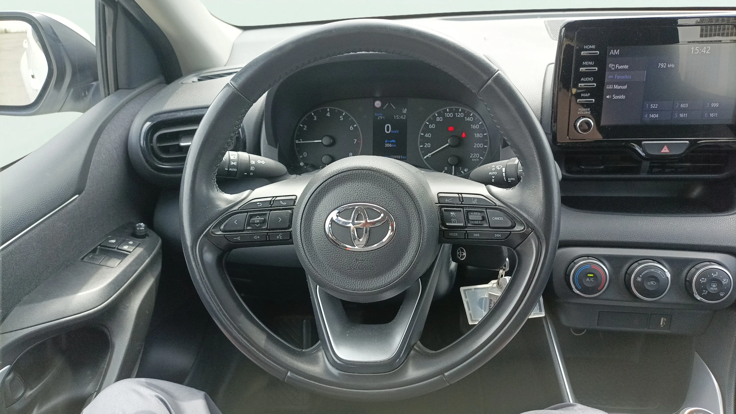 Toyota Yaris 1.0 70 Active - foto 9