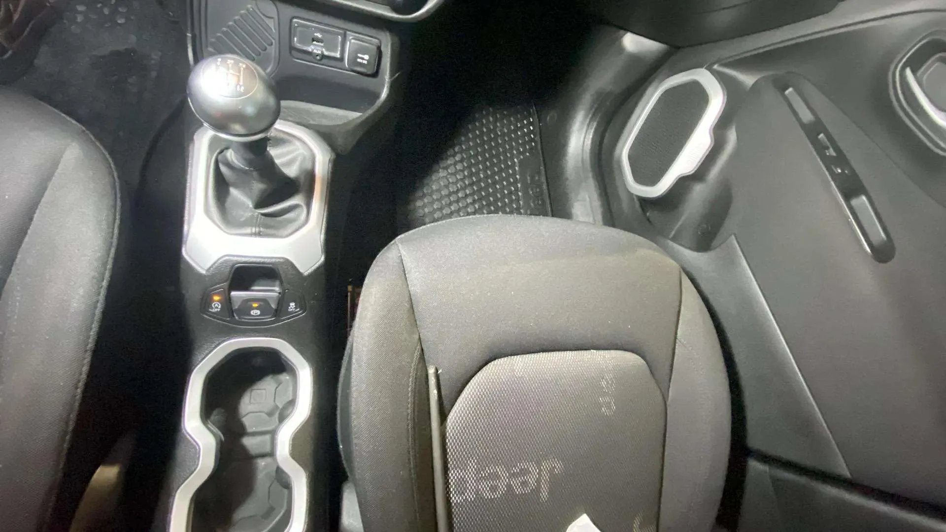 Jeep Renegade 1.6 E-TORQ Longitude FWD E6 - foto 29