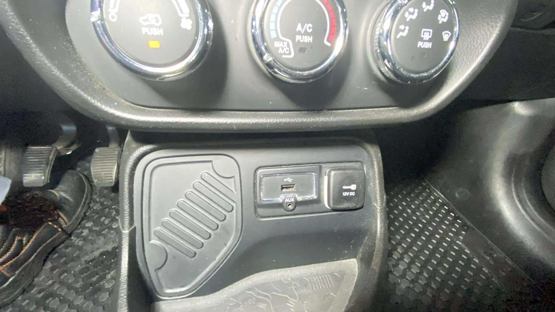 Jeep Renegade 1.6 E-TORQ Longitude FWD E6 - foto 28