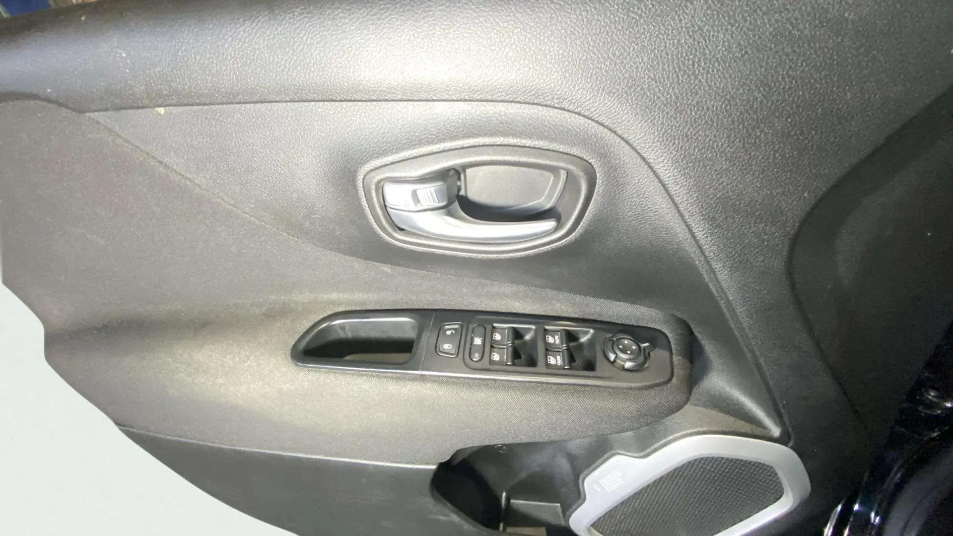 Jeep Renegade 1.6 E-TORQ Longitude FWD E6 - foto 24