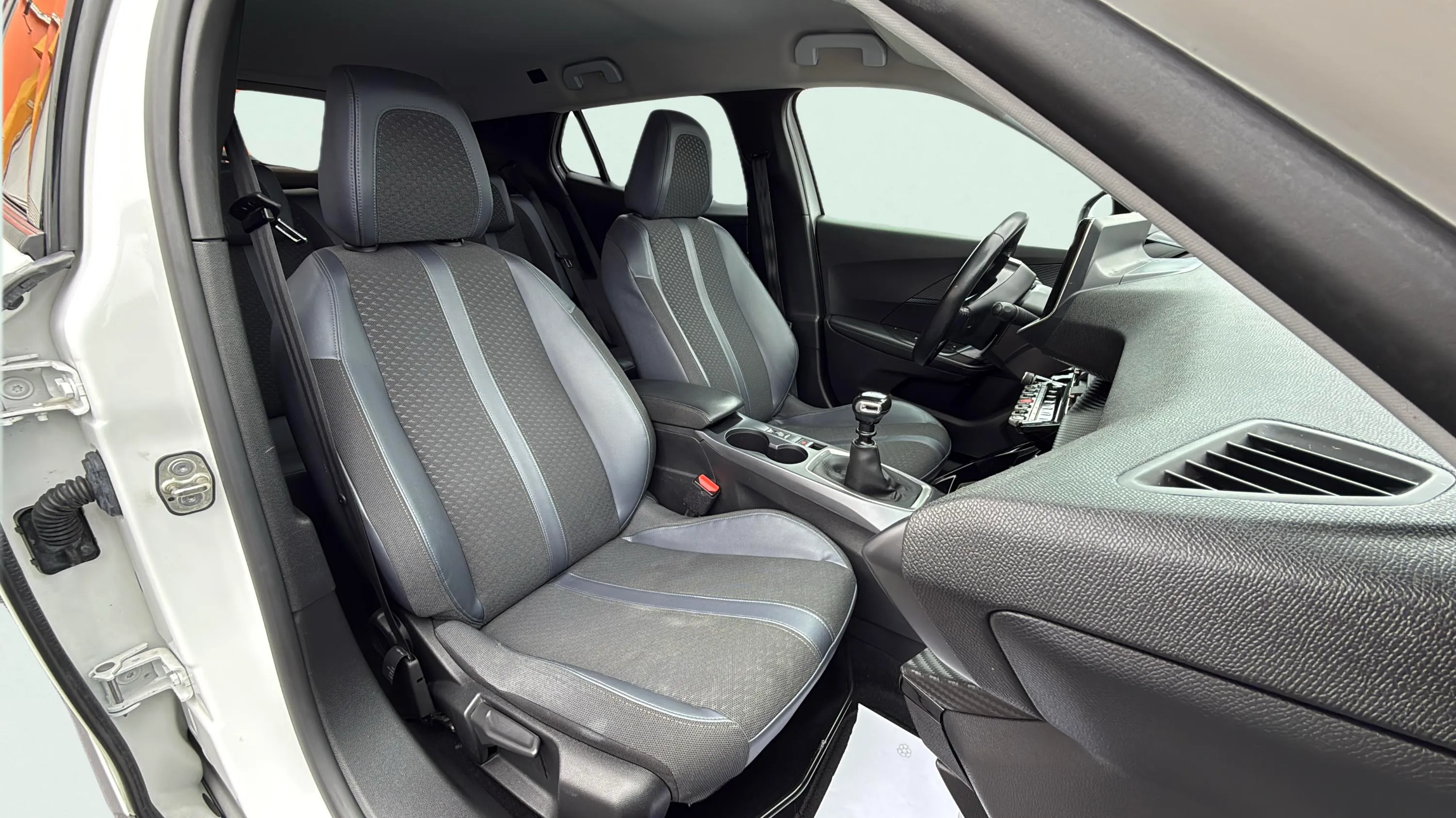 Peugeot 2008 Allure PureTech 100 BVM6 - foto 18