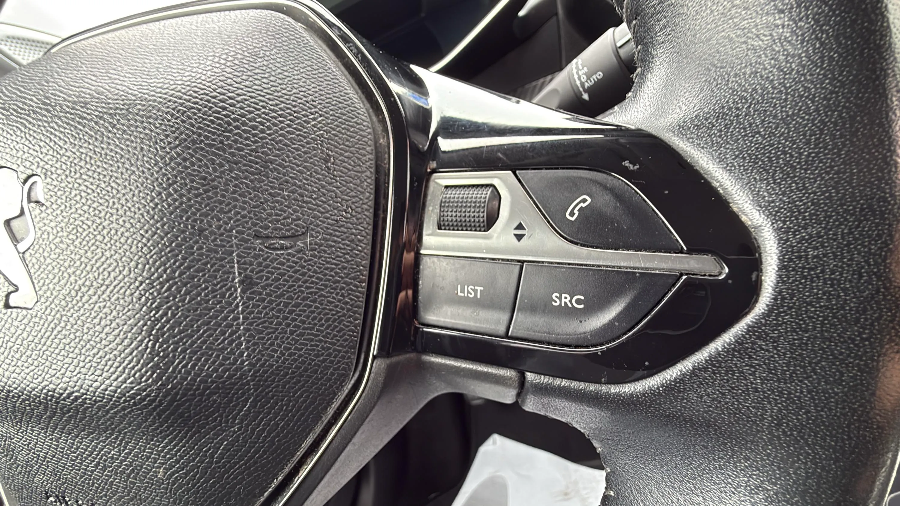 Peugeot 2008 Allure PureTech 100 BVM6 - foto 14