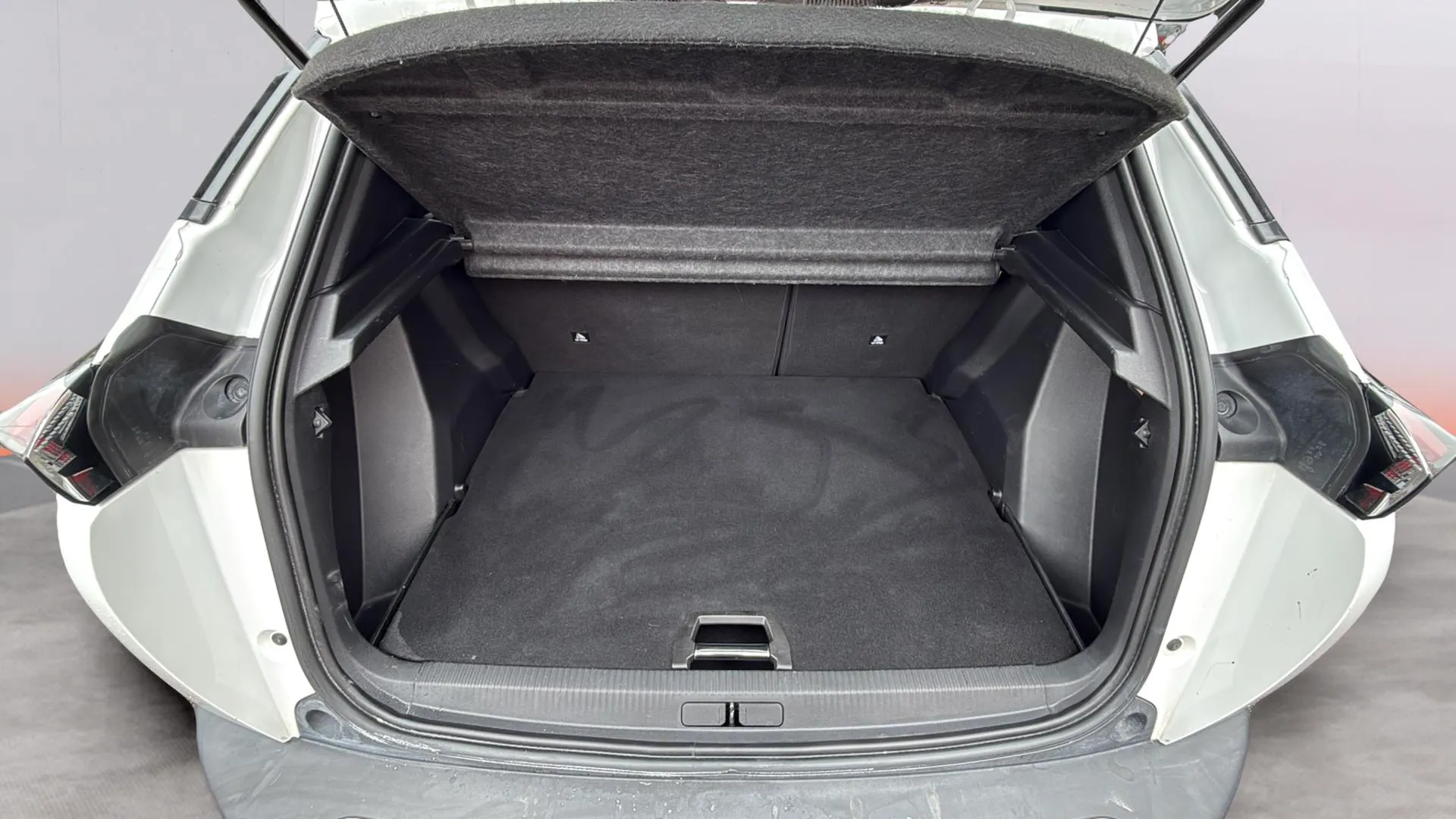 Peugeot 2008 Allure PureTech 100 BVM6 - foto 9