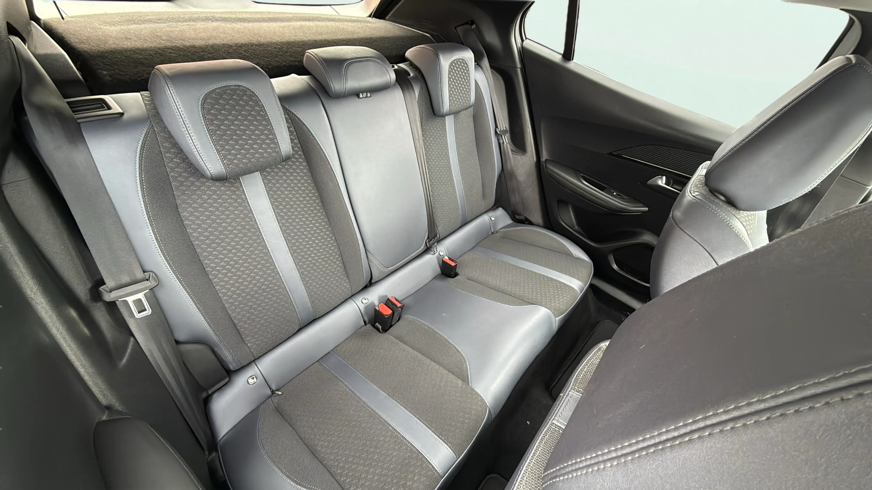 Peugeot 2008 Allure PureTech 100 BVM6 - foto 19