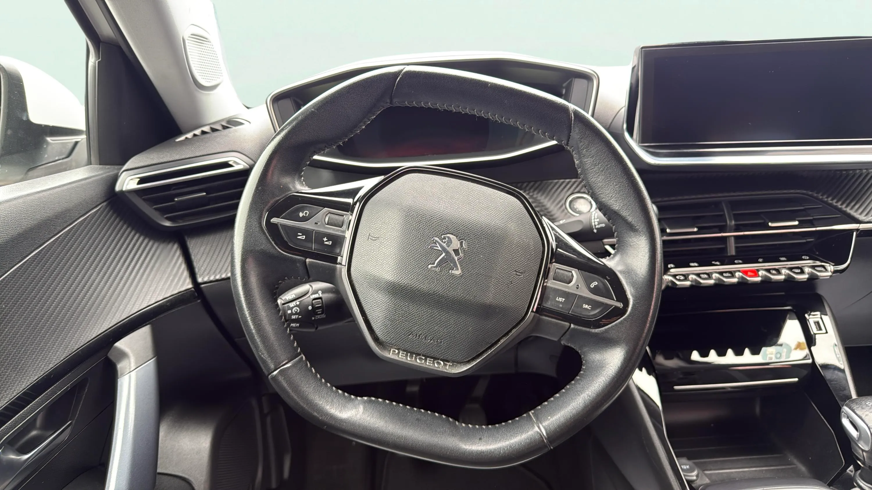 Peugeot 2008 Allure PureTech 100 BVM6 - foto 12