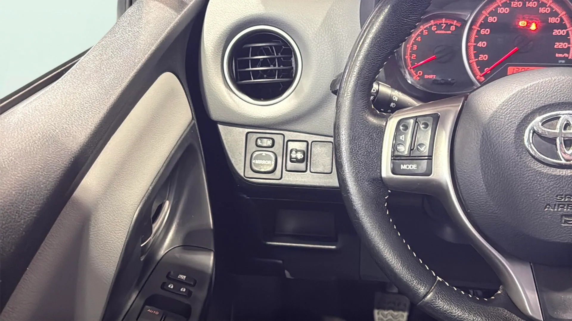 Toyota Yaris 1.3 100 Active - foto 14