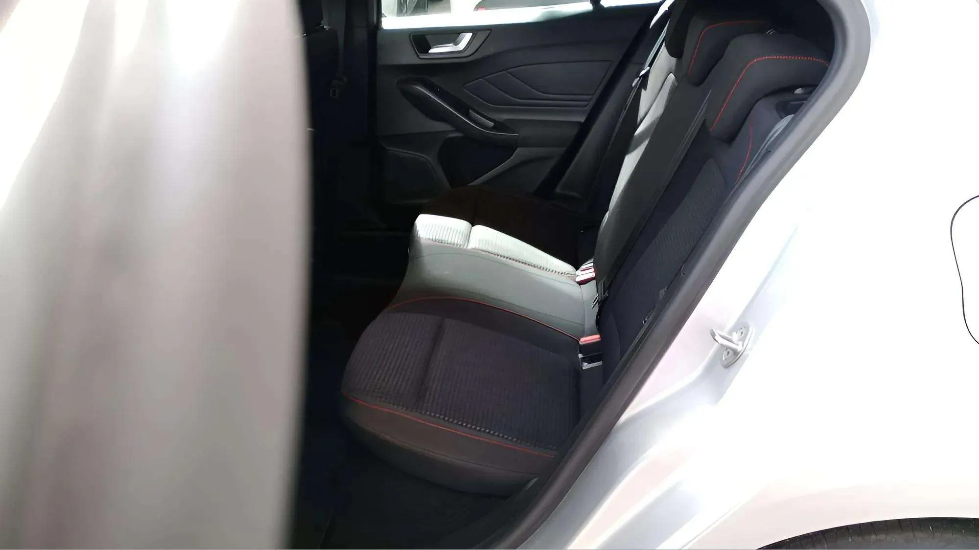 Ford Focus 1.0 EcoBoost MHEV ST-Line - foto 12