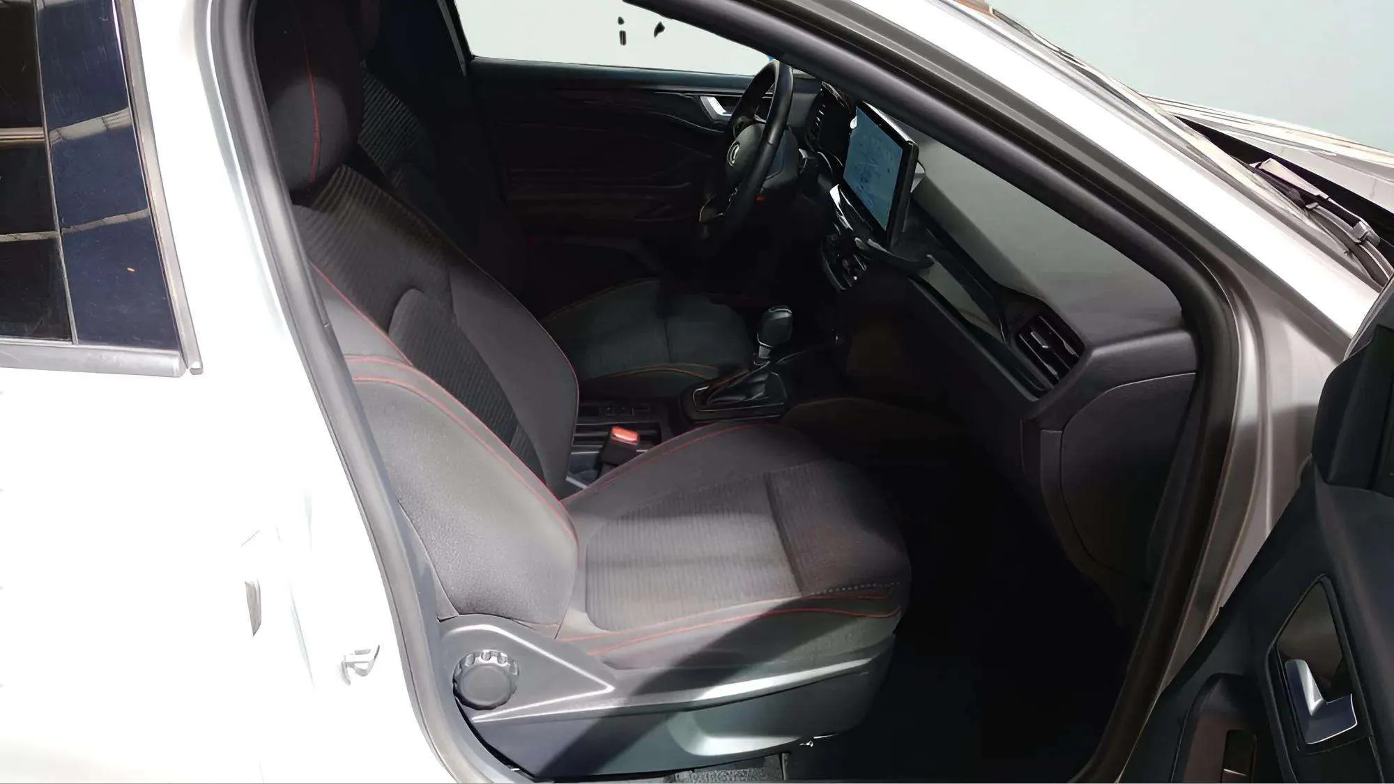 Ford Focus 1.0 EcoBoost MHEV ST-Line - foto 13